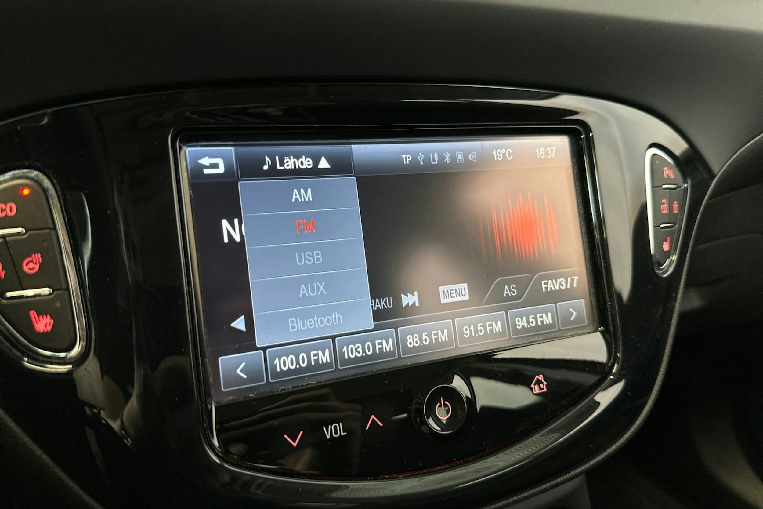 punainen Opel Corsa 2016 kuva 22.