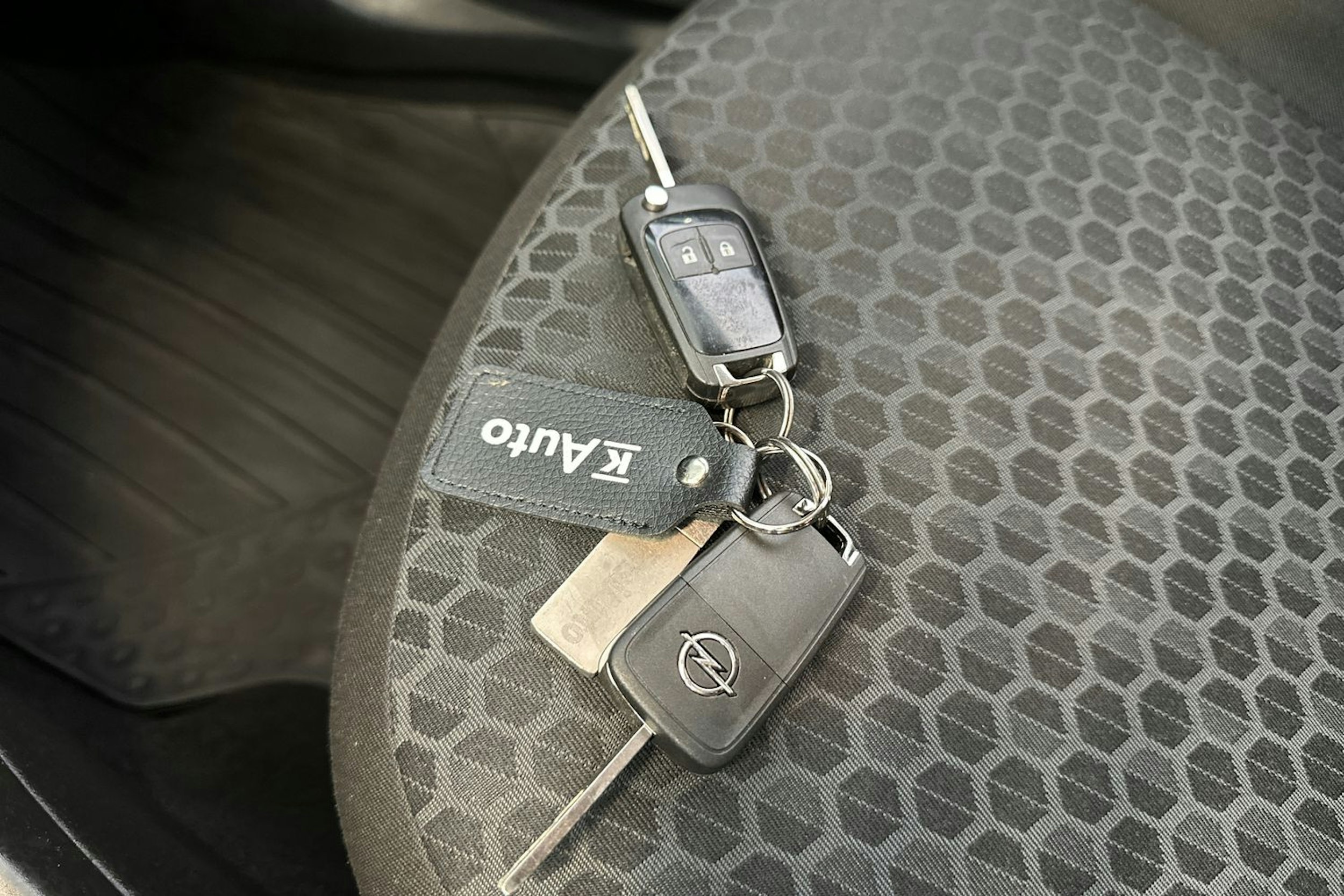 punainen Opel Corsa 2016 kuva 26.