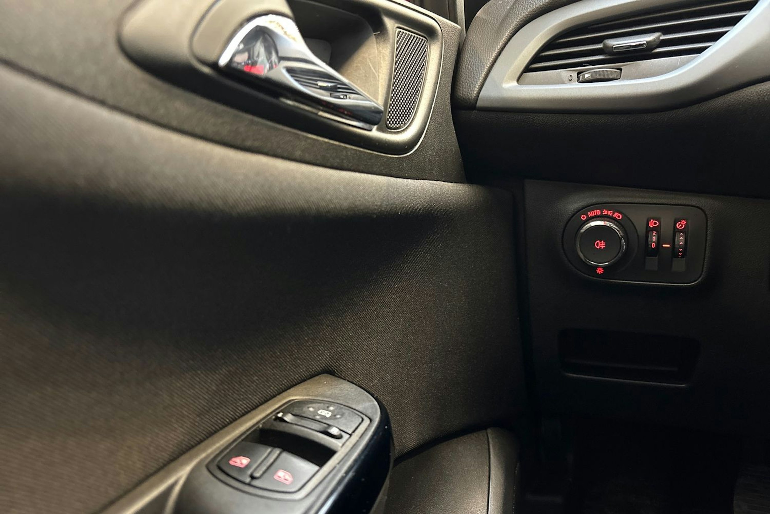 punainen Opel Corsa 2017 kuva 13.