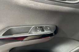 punainen Opel Corsa 2017 kuva 13.