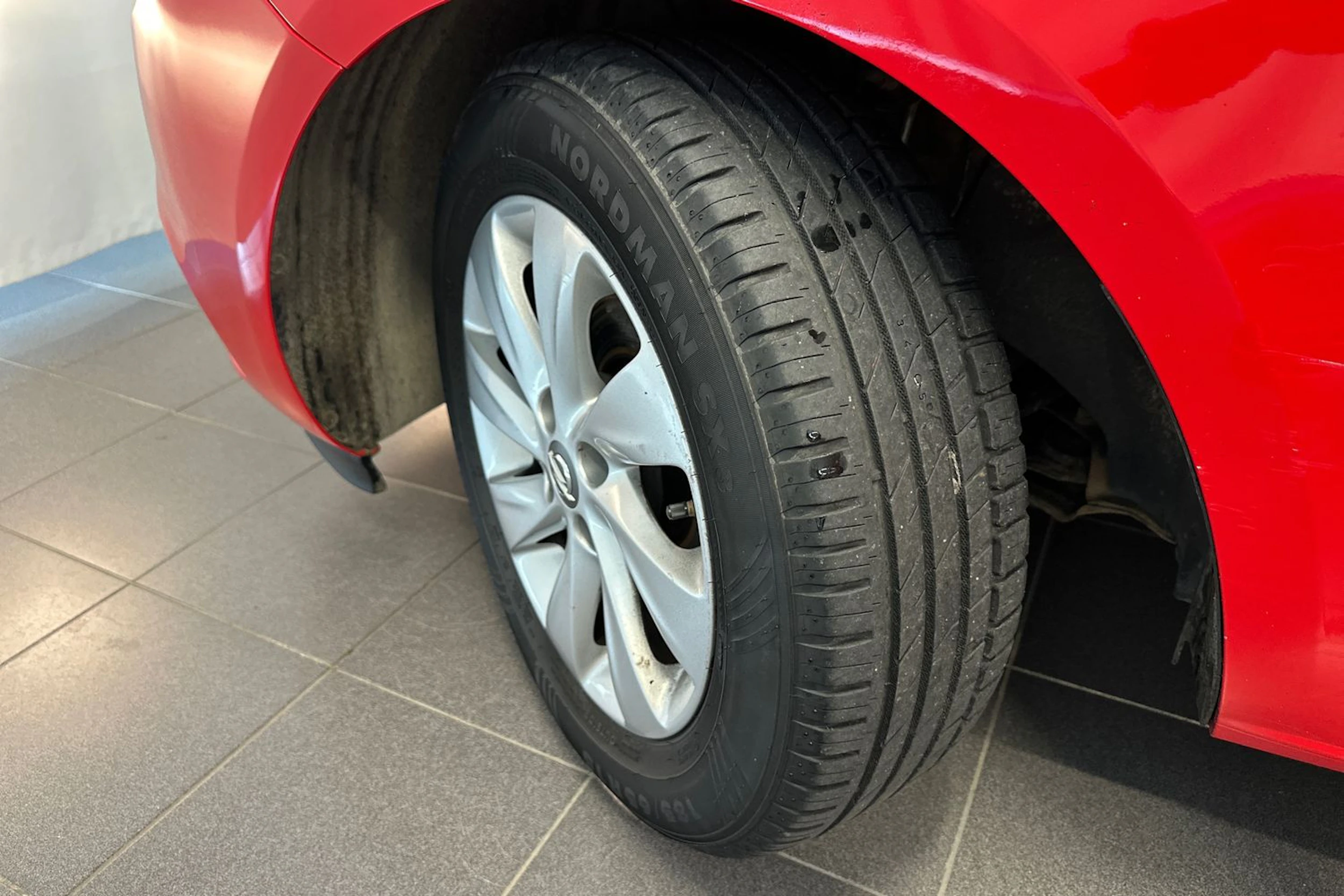 punainen Opel Corsa 2017 kuva 20.