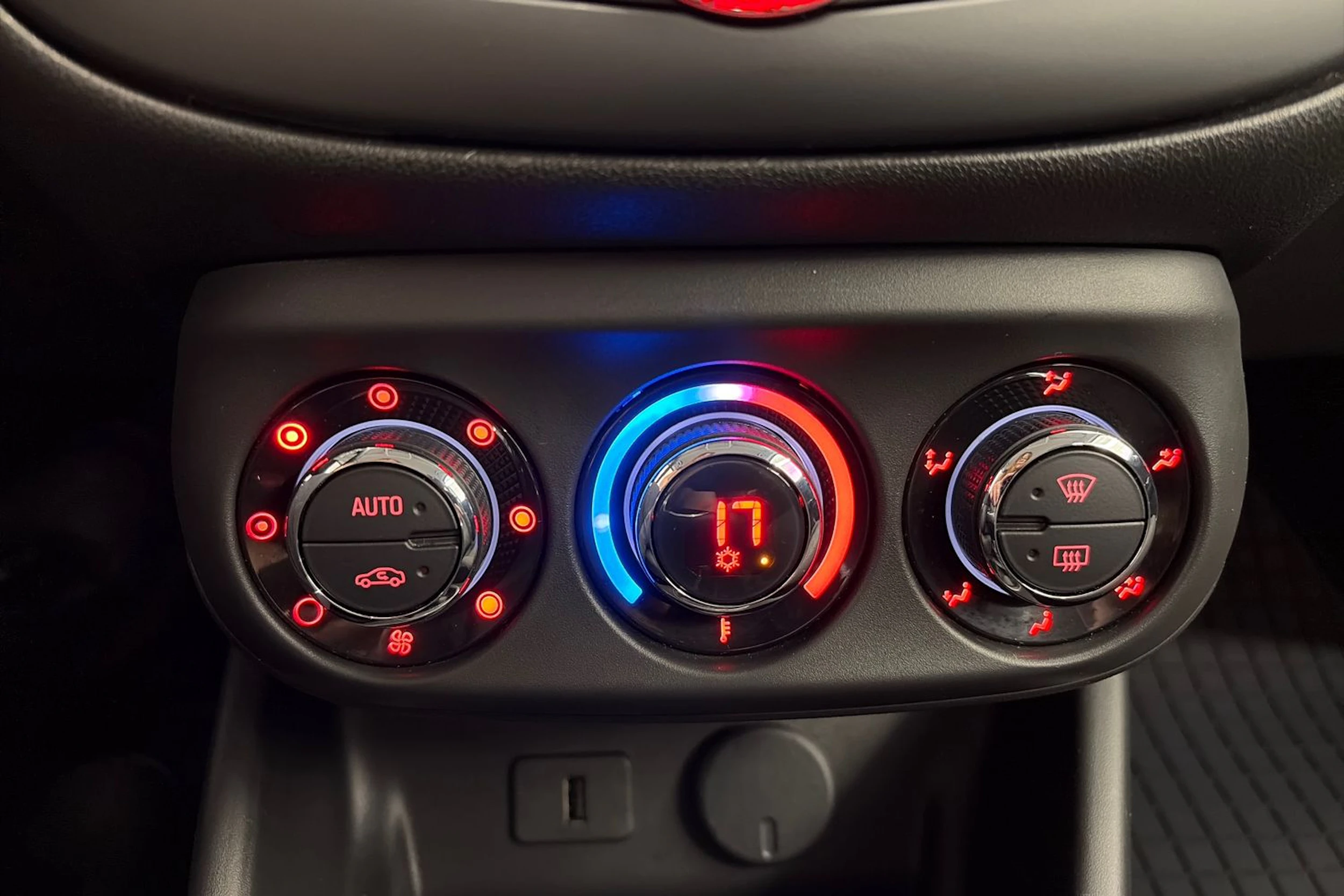 sininen Opel Corsa 2018 kuva 17.