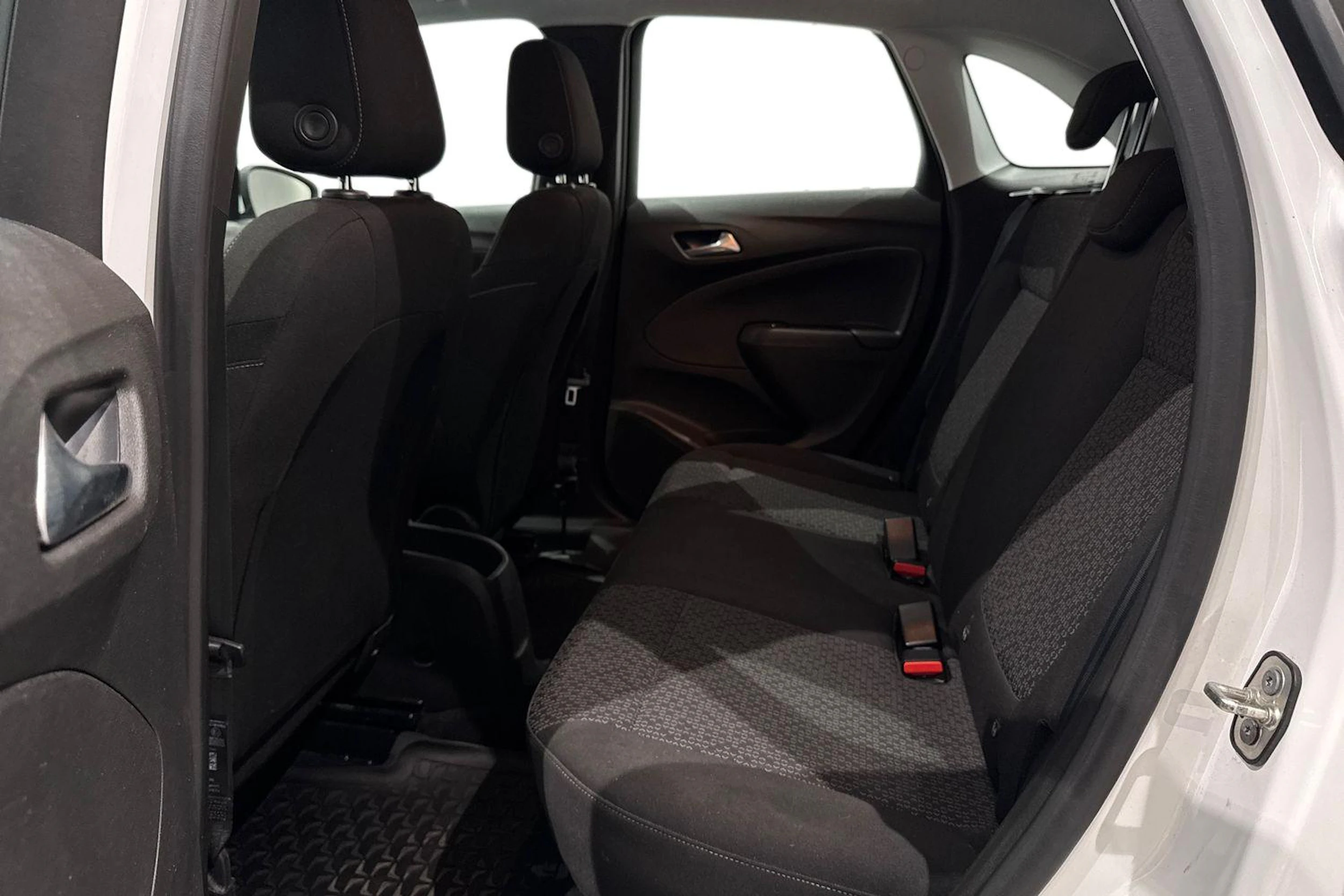 valkoinen Opel Crossland 2021 kuva 11.