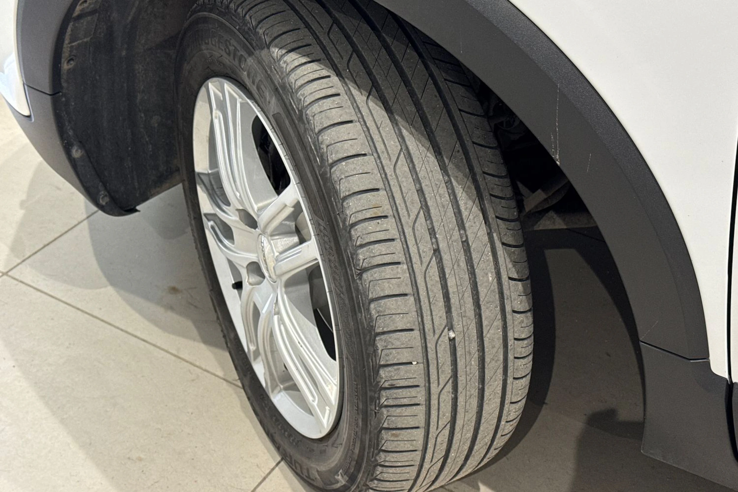 valkoinen Opel Crossland 2021 kuva 13.