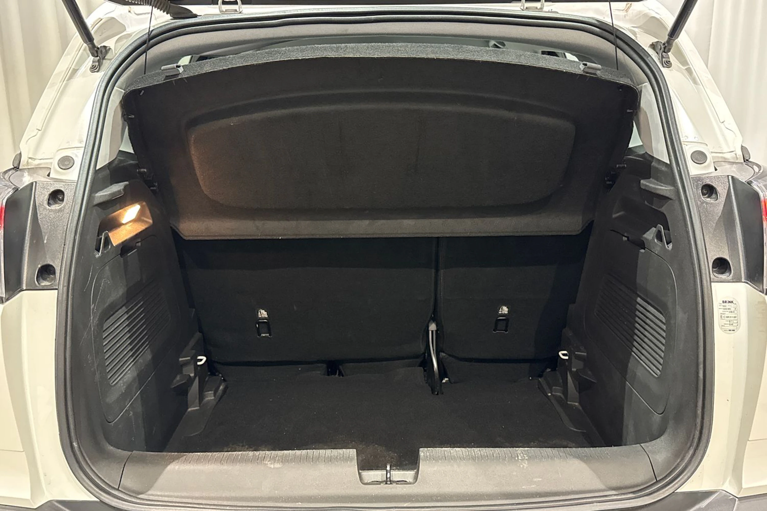 valkoinen Opel Crossland 2021 kuva 16.
