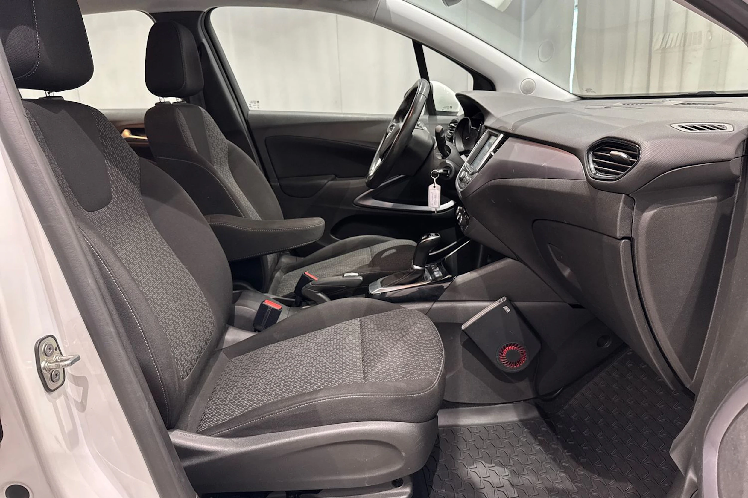 valkoinen Opel Crossland 2021 kuva 17.