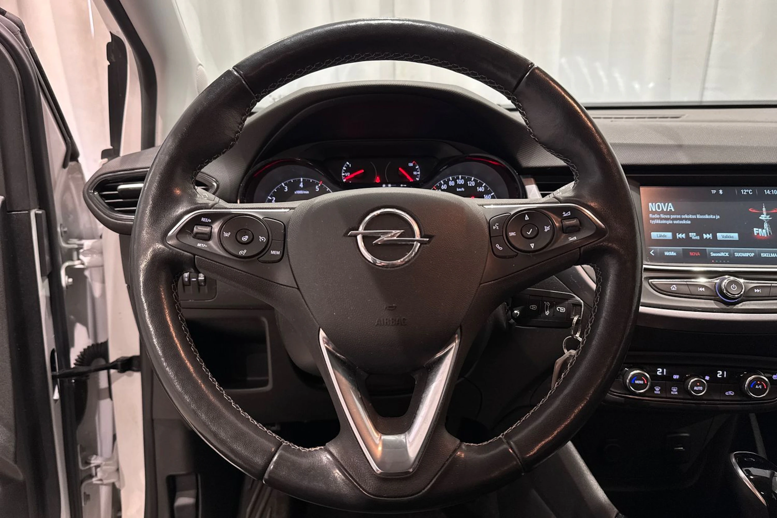 valkoinen Opel Crossland 2021 kuva 19.