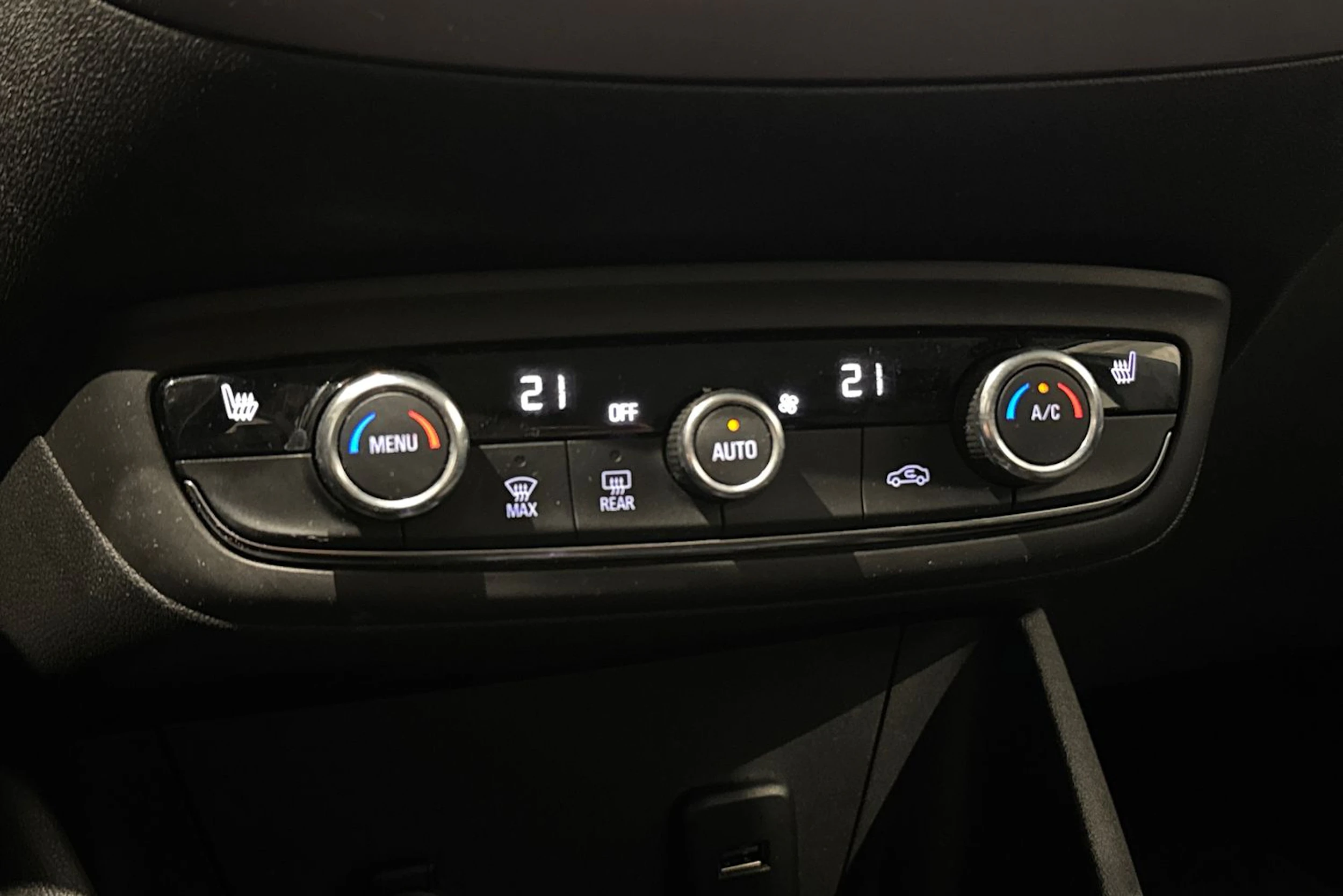 valkoinen Opel Crossland 2021 kuva 24.