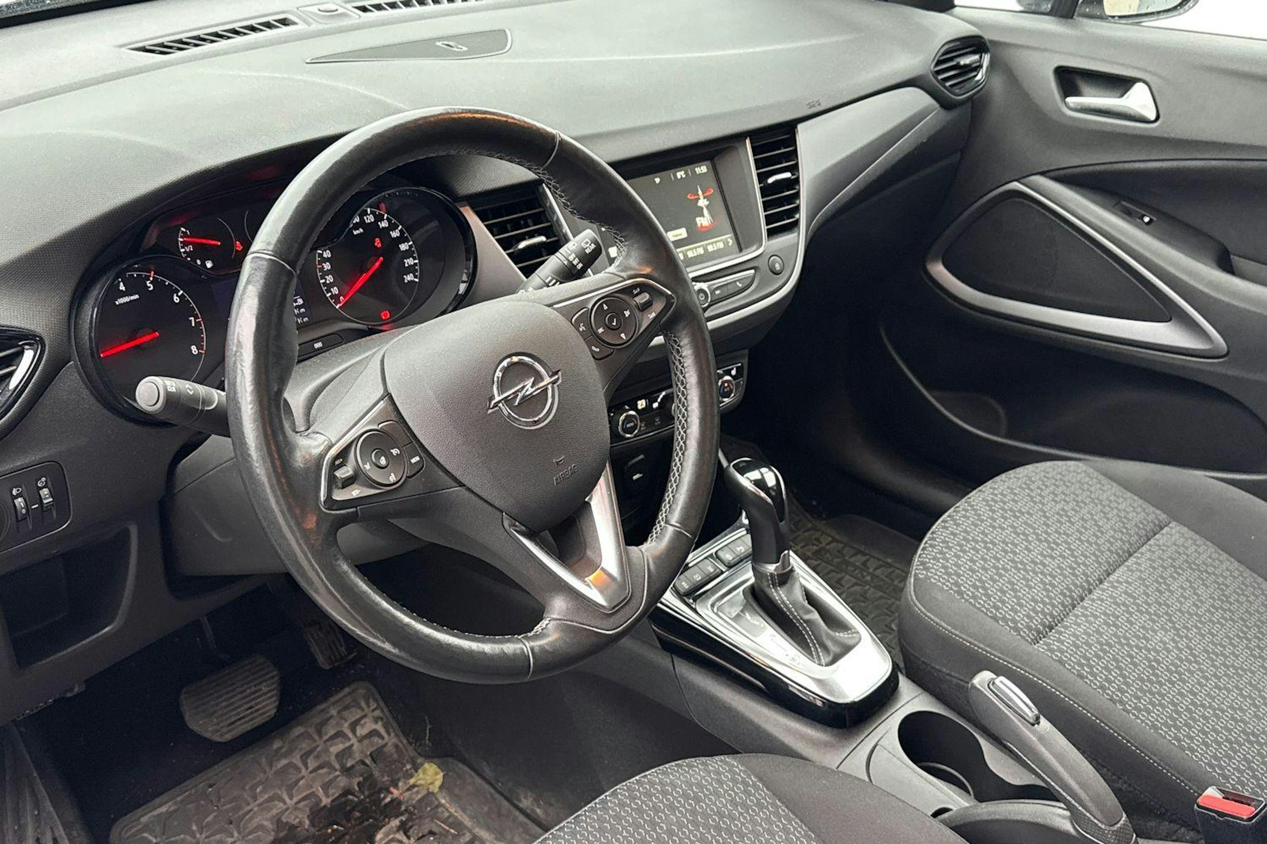 Valkoinen Opel Crossland 2021 kuva 3.