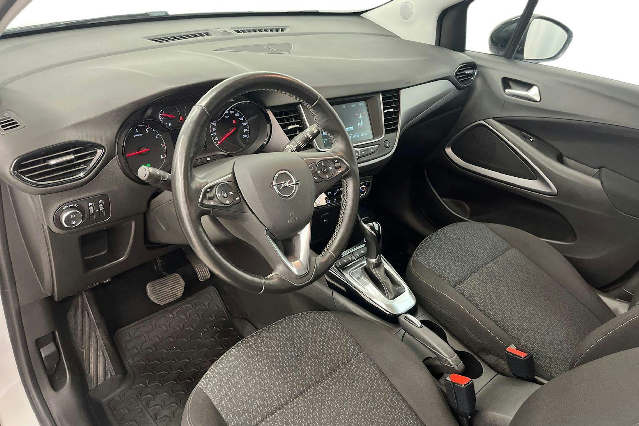 Valkoinen Opel Crossland 2021 kuva 7.