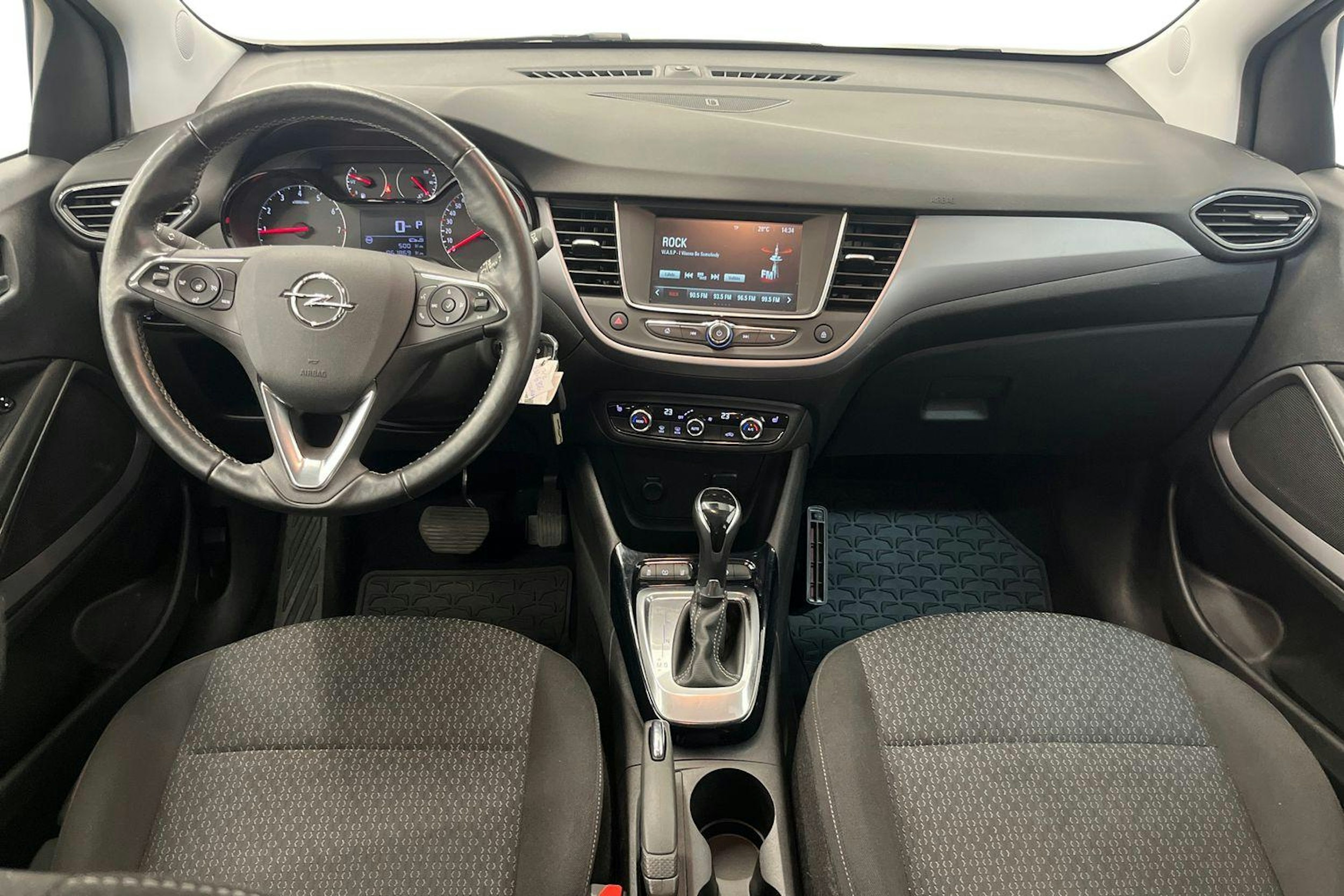 Valkoinen Opel Crossland 2021 kuva 9.