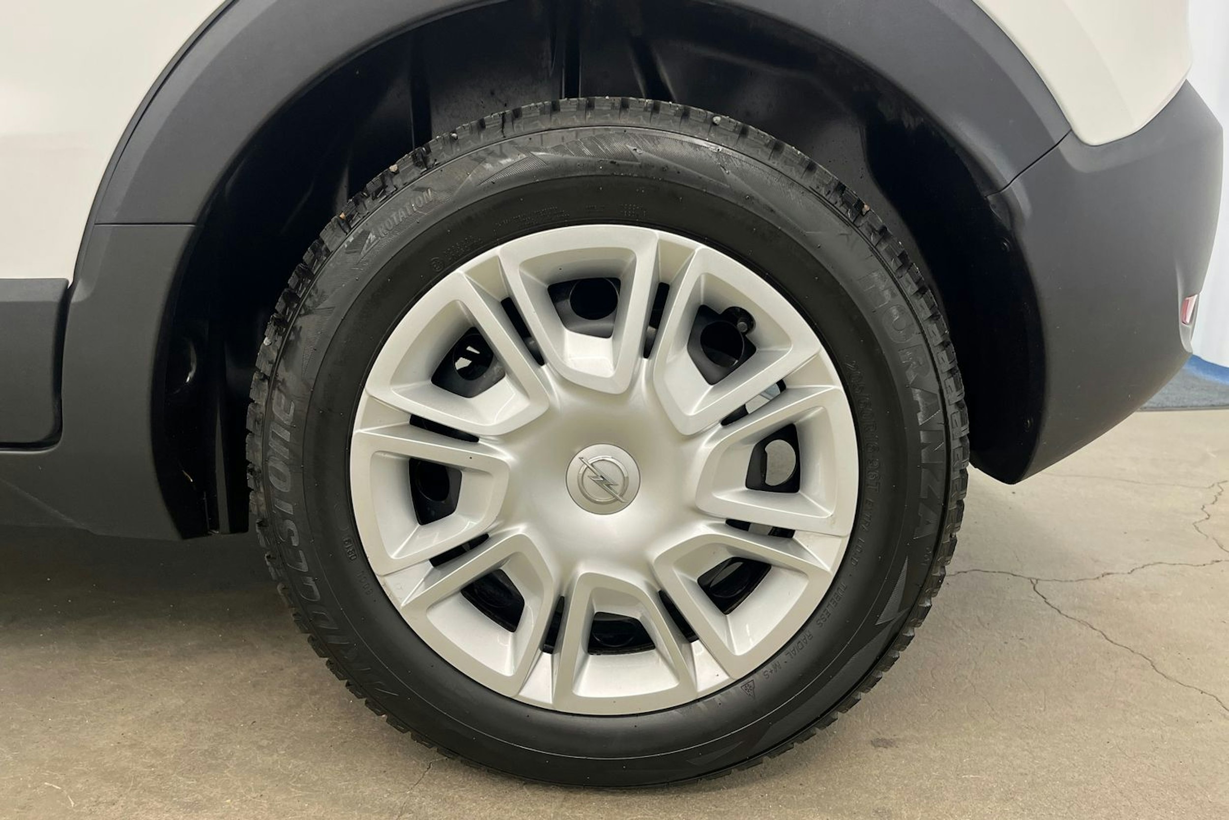 Valkoinen Opel Crossland 2021 kuva 11.