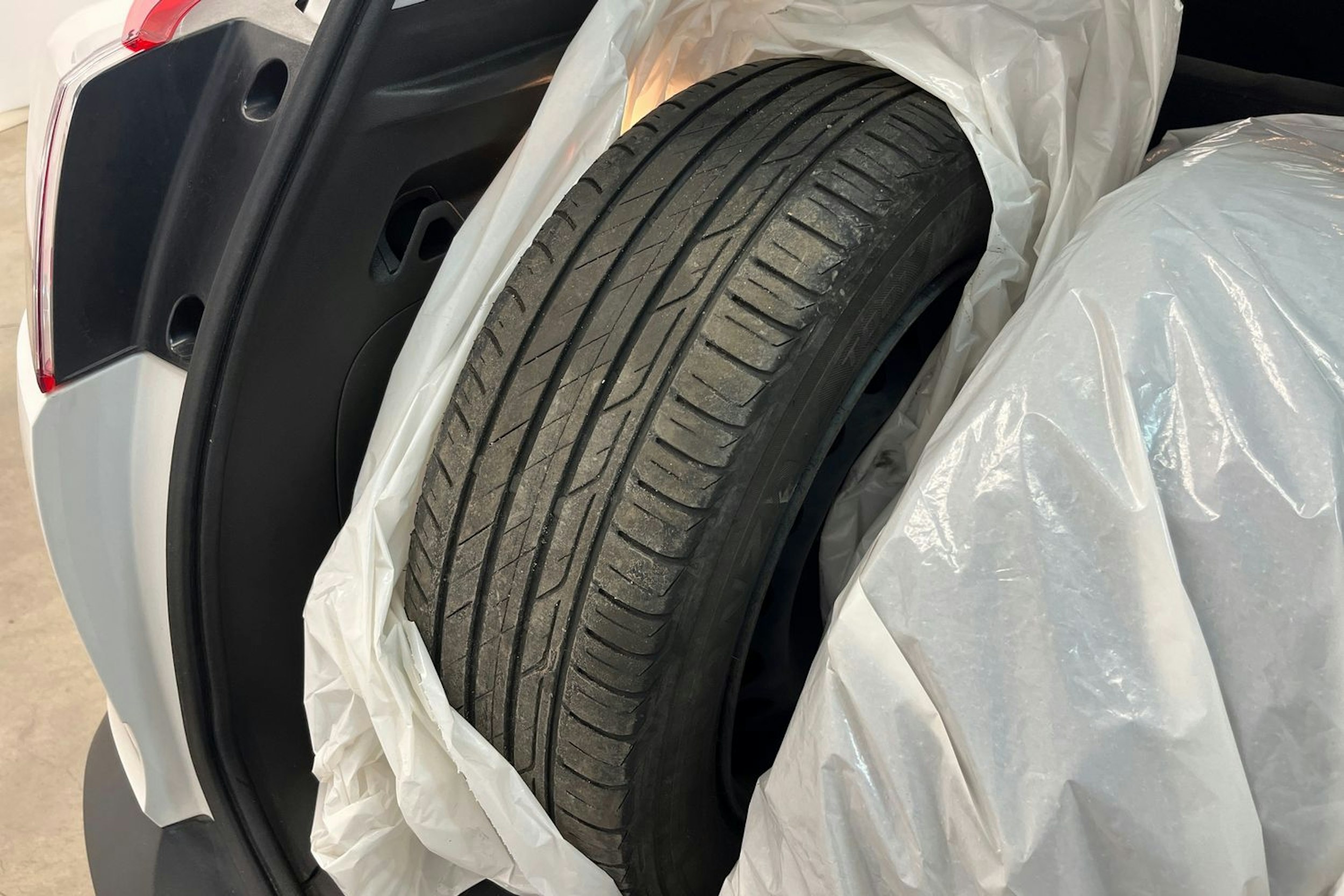 Valkoinen Opel Crossland 2021 kuva 13.