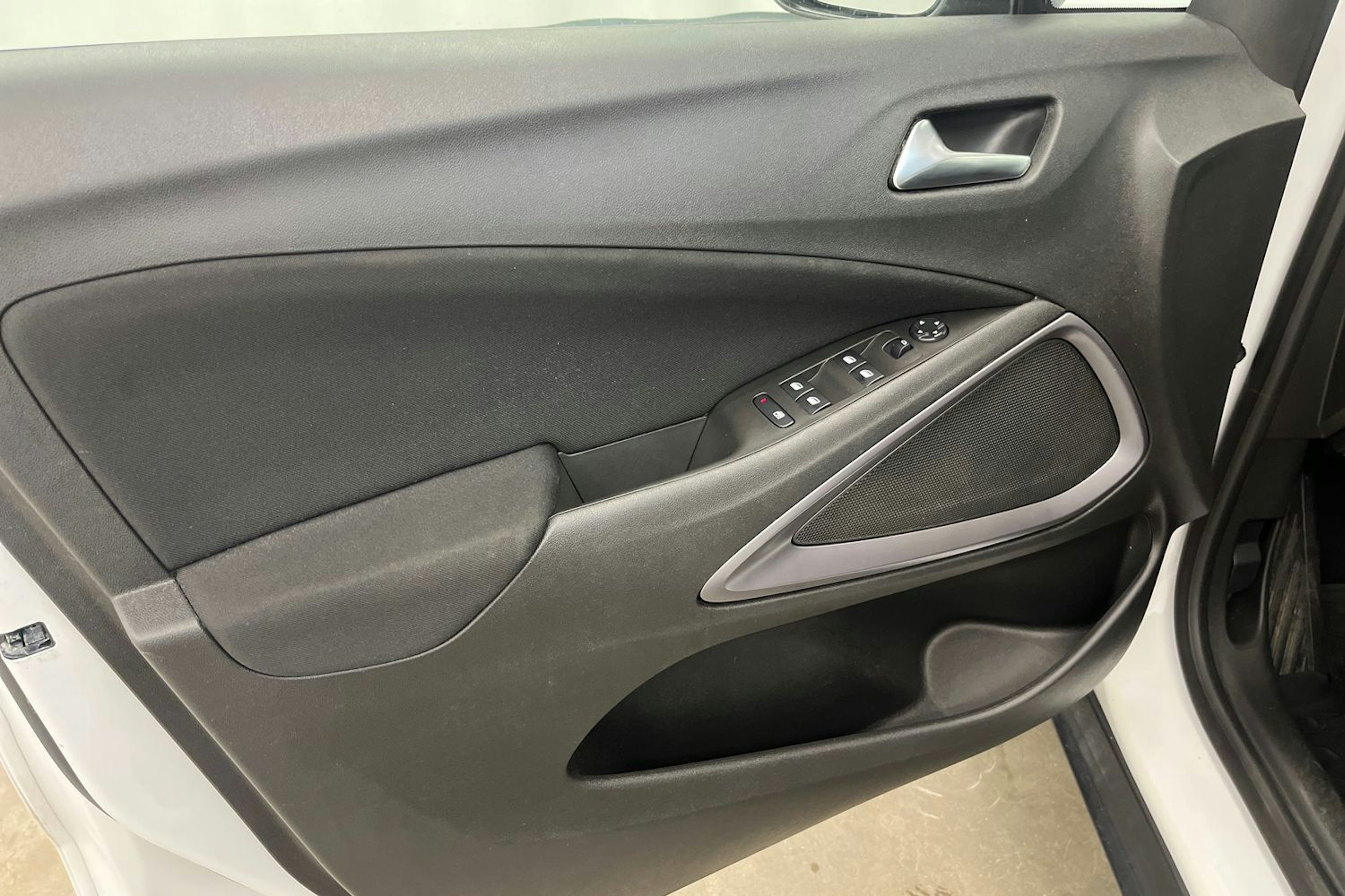 Valkoinen Opel Crossland 2021 kuva 14.