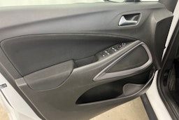 Valkoinen Opel Crossland 2021 kuva 14.