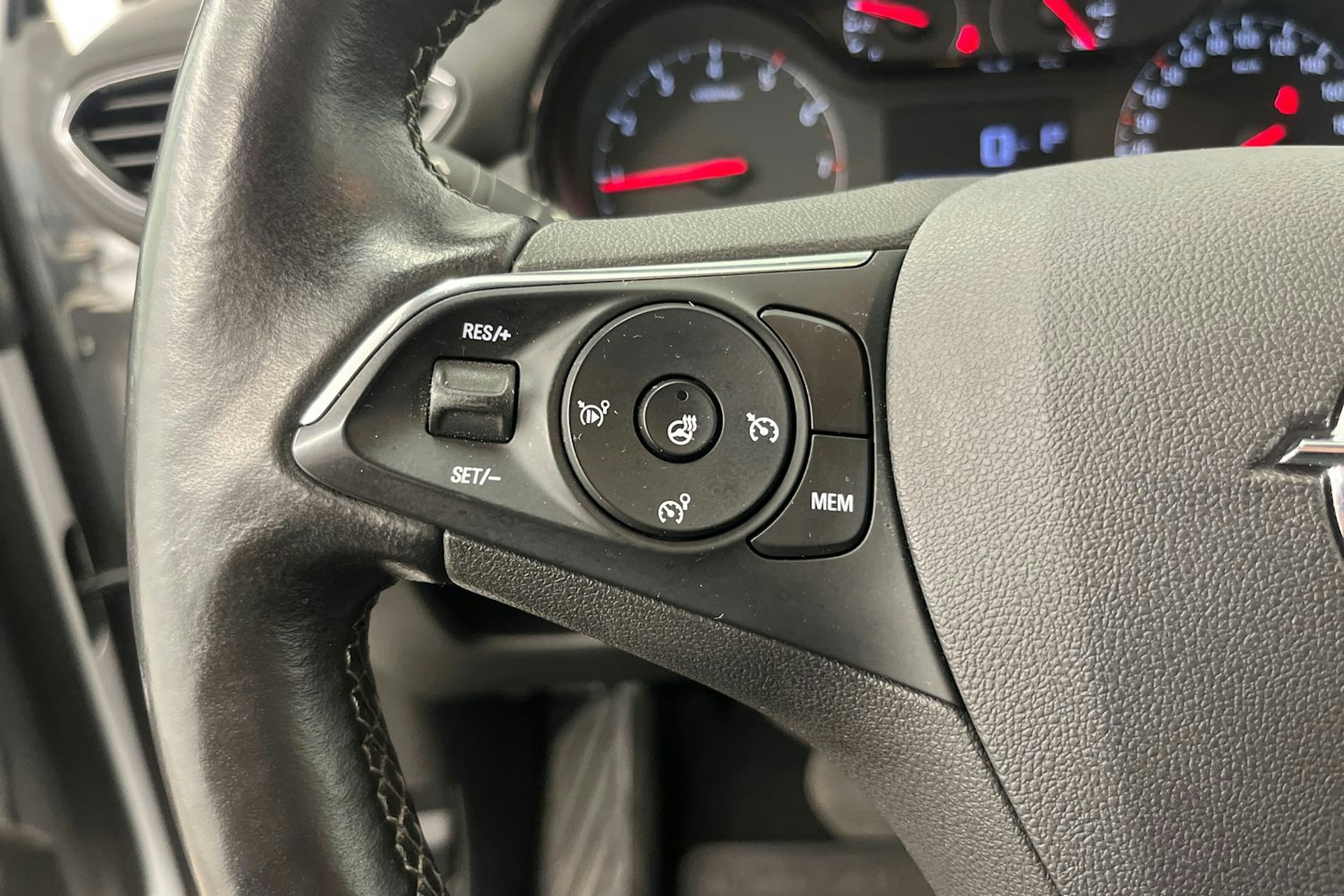 Valkoinen Opel Crossland 2021 kuva 16.