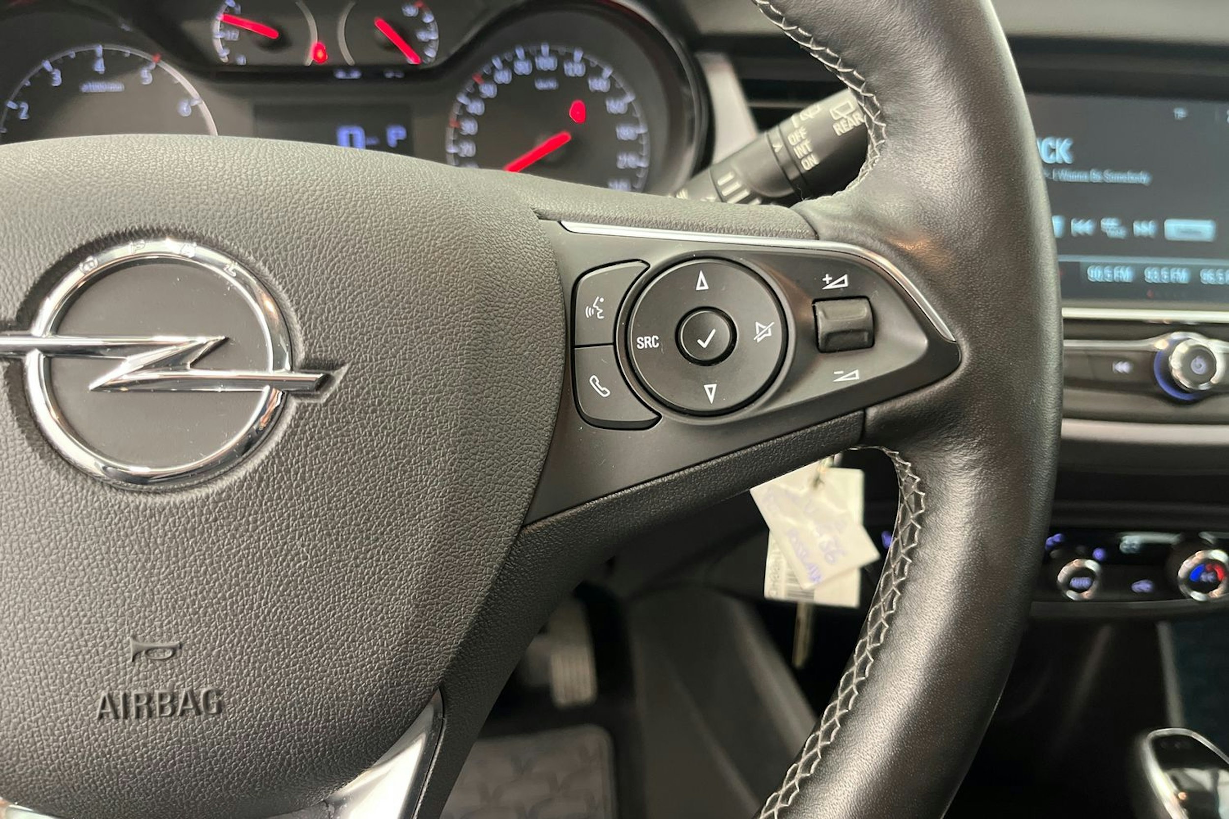 Valkoinen Opel Crossland 2021 kuva 17.