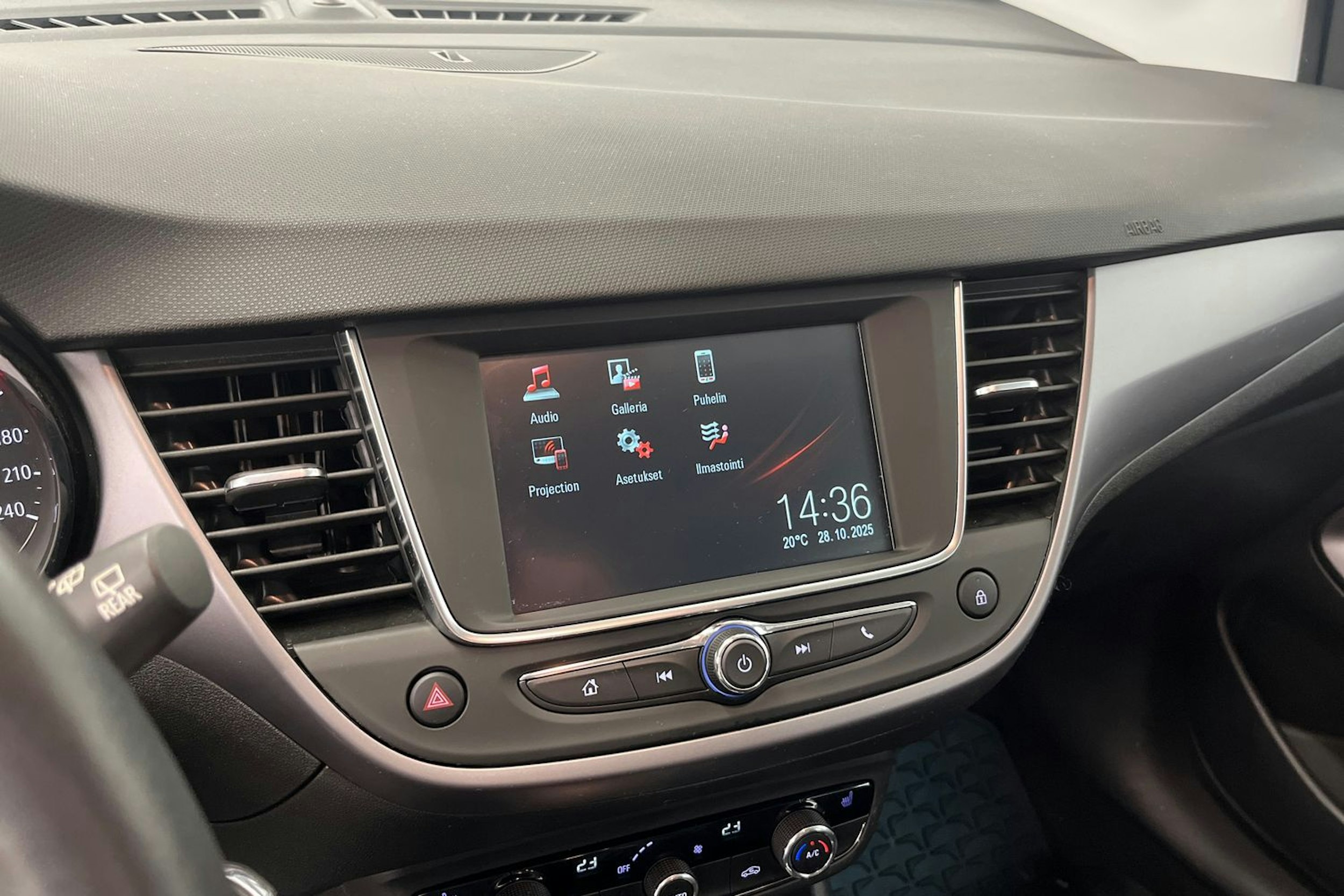 Valkoinen Opel Crossland 2021 kuva 18.