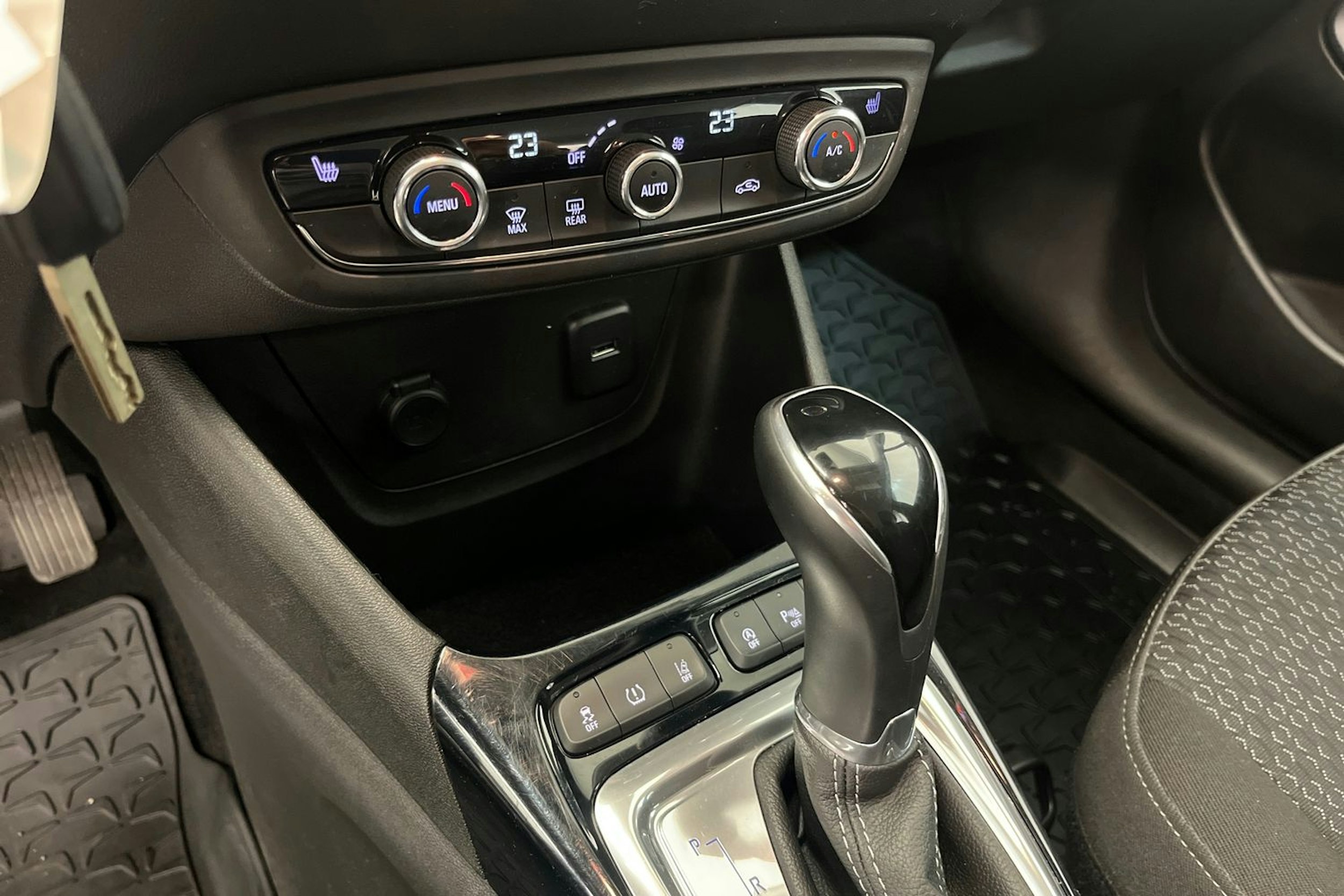 Valkoinen Opel Crossland 2021 kuva 19.