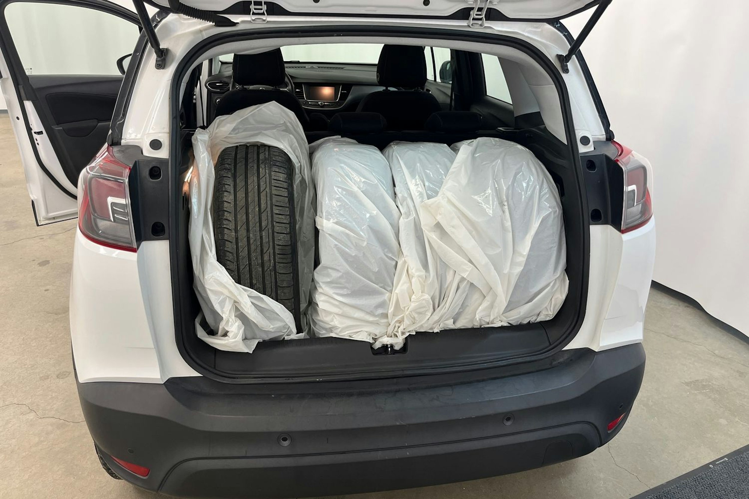 Valkoinen Opel Crossland 2021 kuva 21.