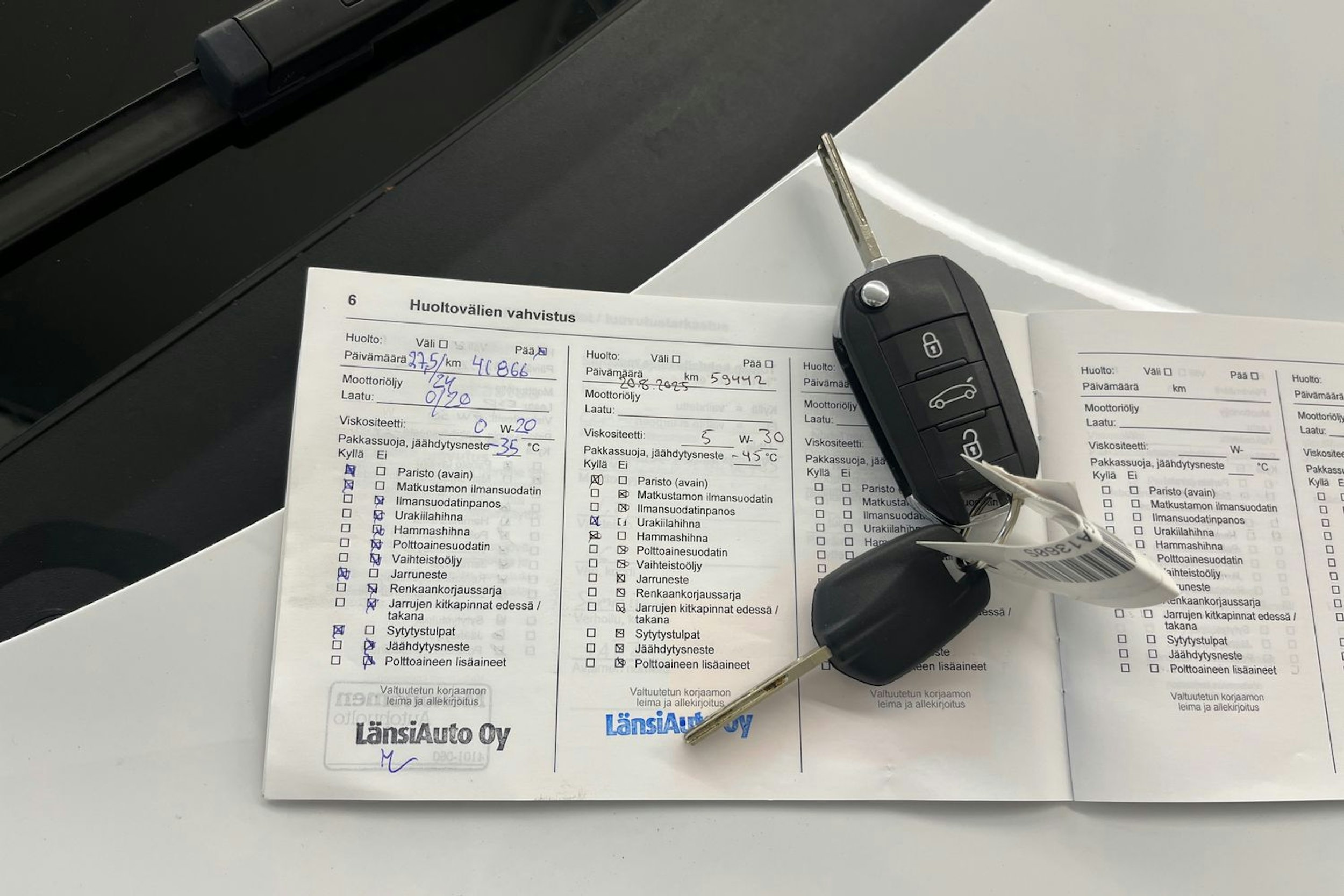 Valkoinen Opel Crossland 2021 kuva 25.