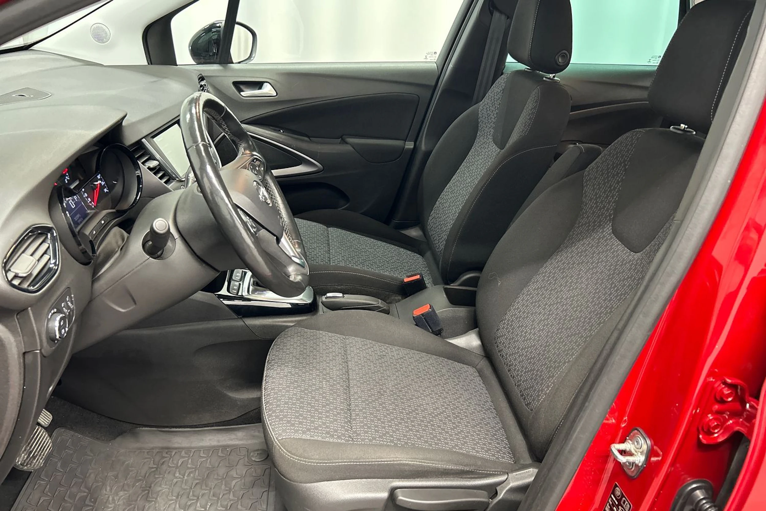 punainen Opel Crossland 2021 kuva 14.
