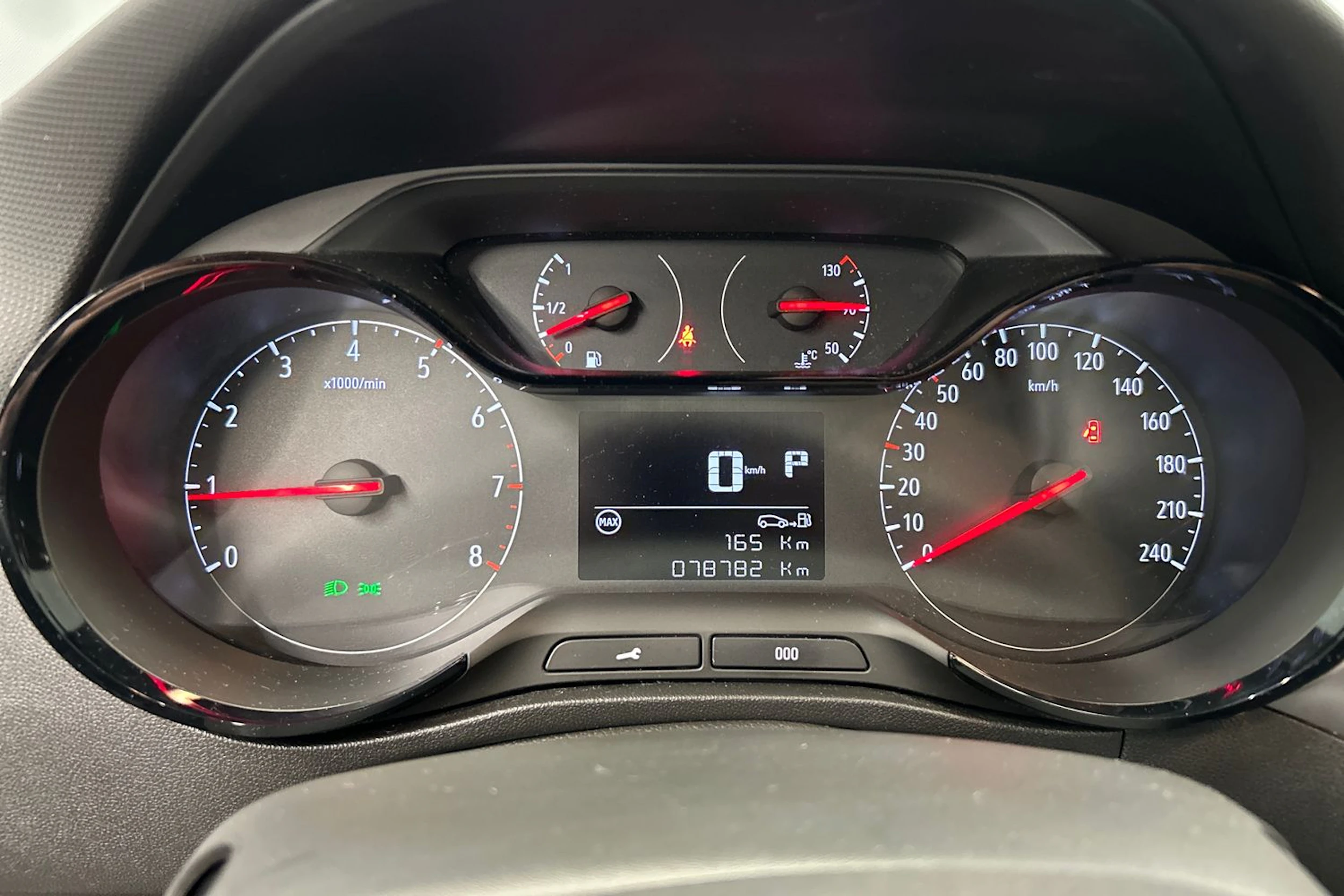 punainen Opel Crossland 2021 kuva 16.