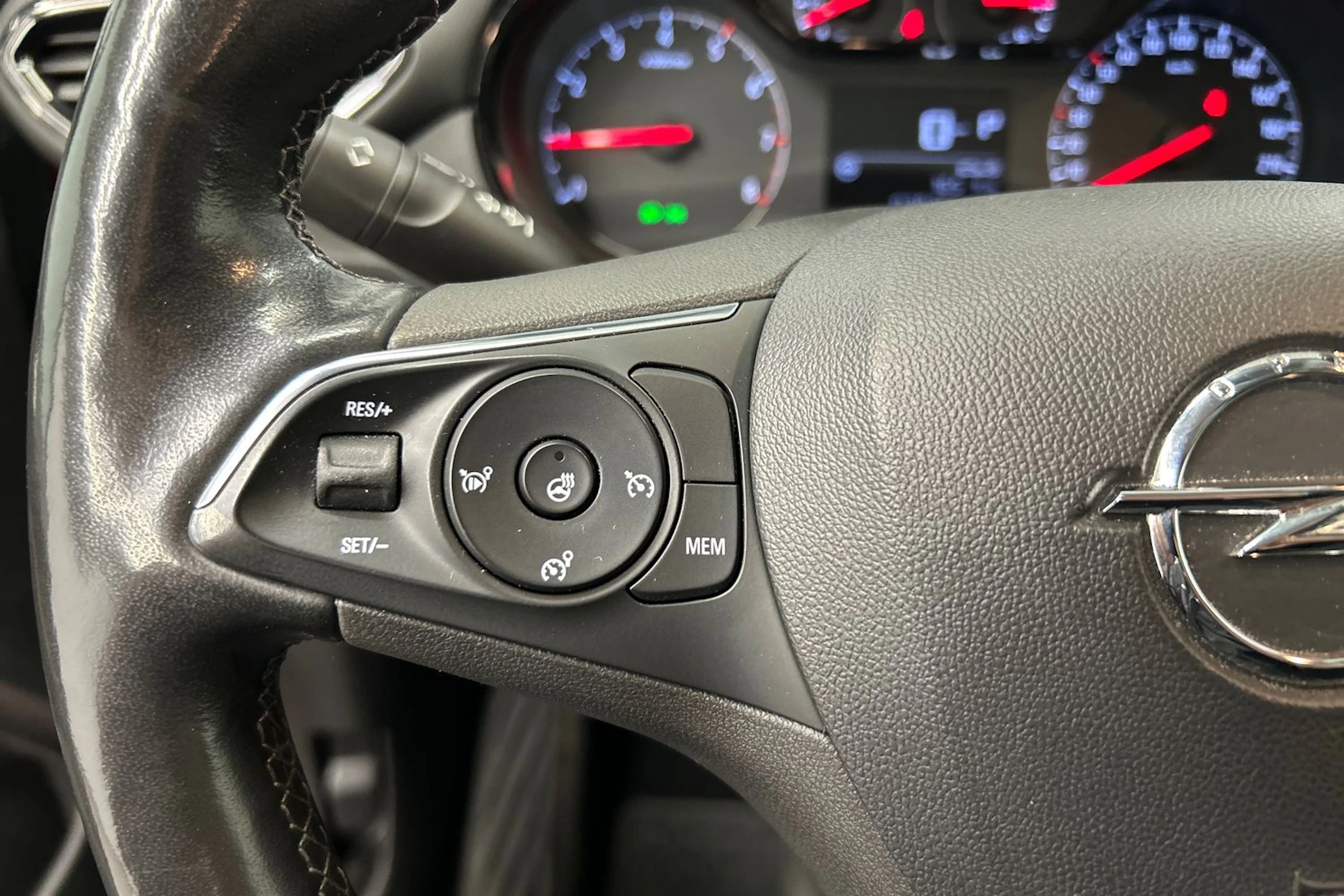 punainen Opel Crossland 2021 kuva 17.