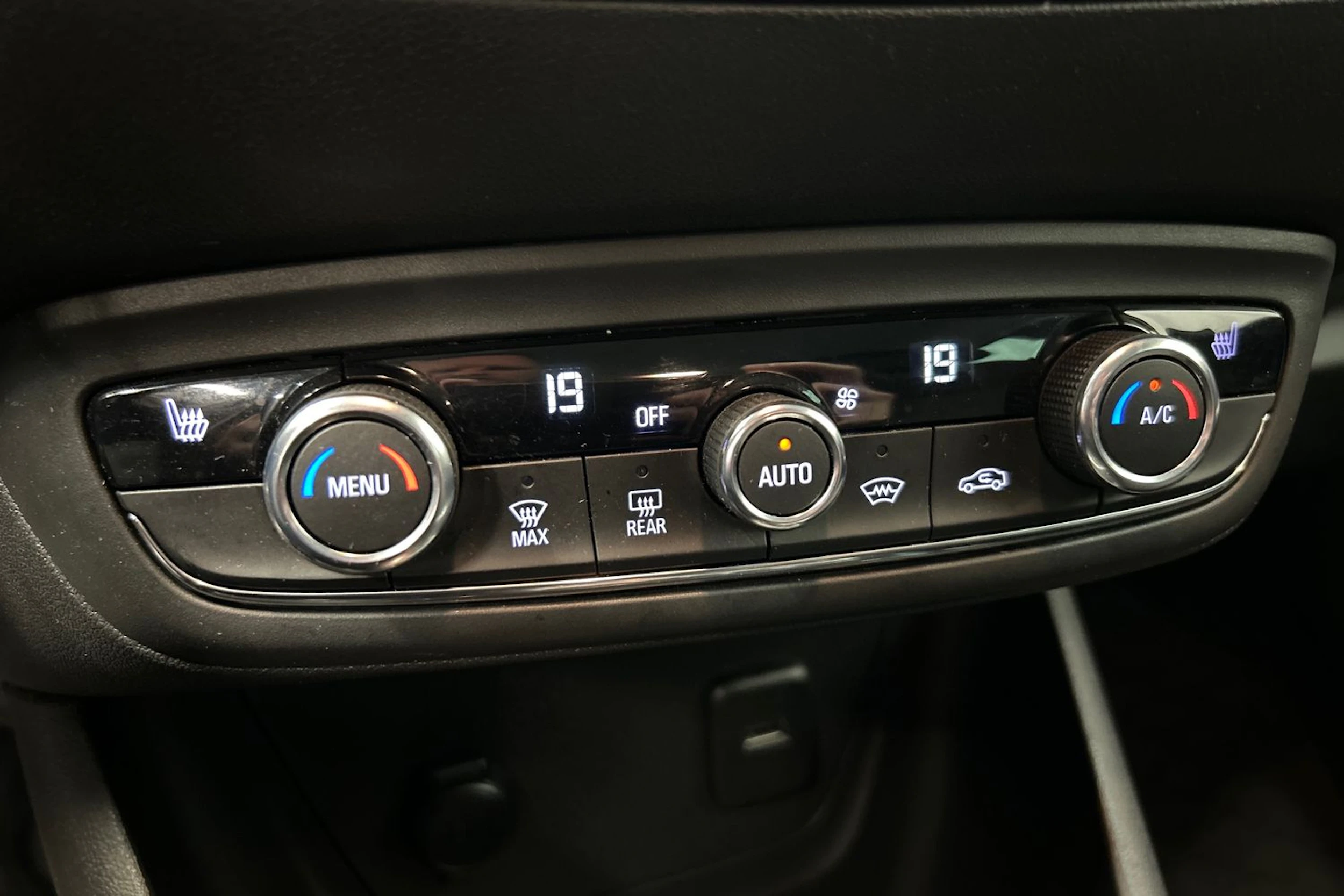 punainen Opel Crossland 2021 kuva 22.