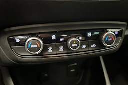 punainen Opel Crossland 2021 kuva 22.