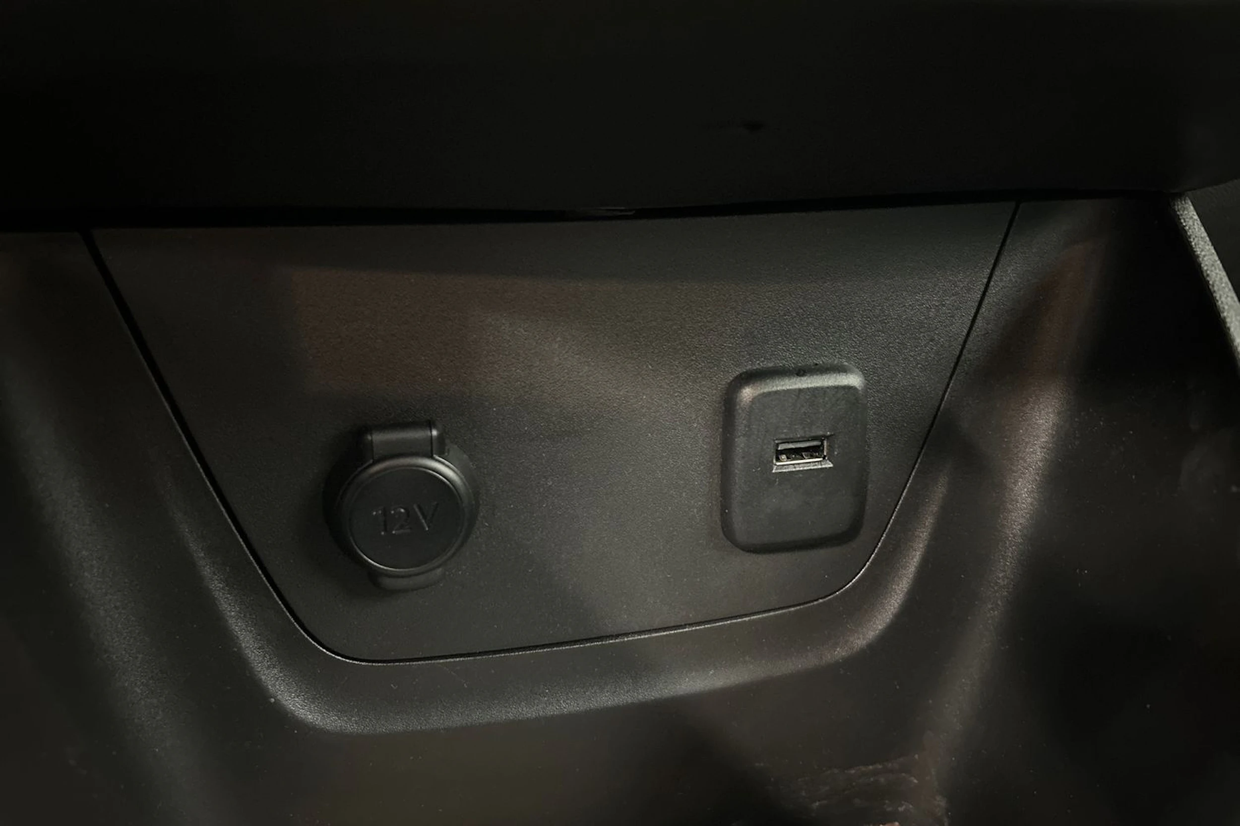 punainen Opel Crossland 2021 kuva 23.