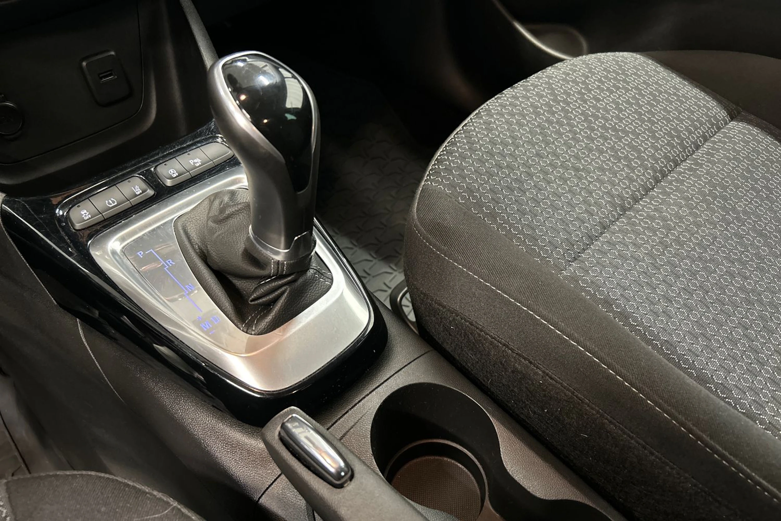 punainen Opel Crossland 2021 kuva 25.