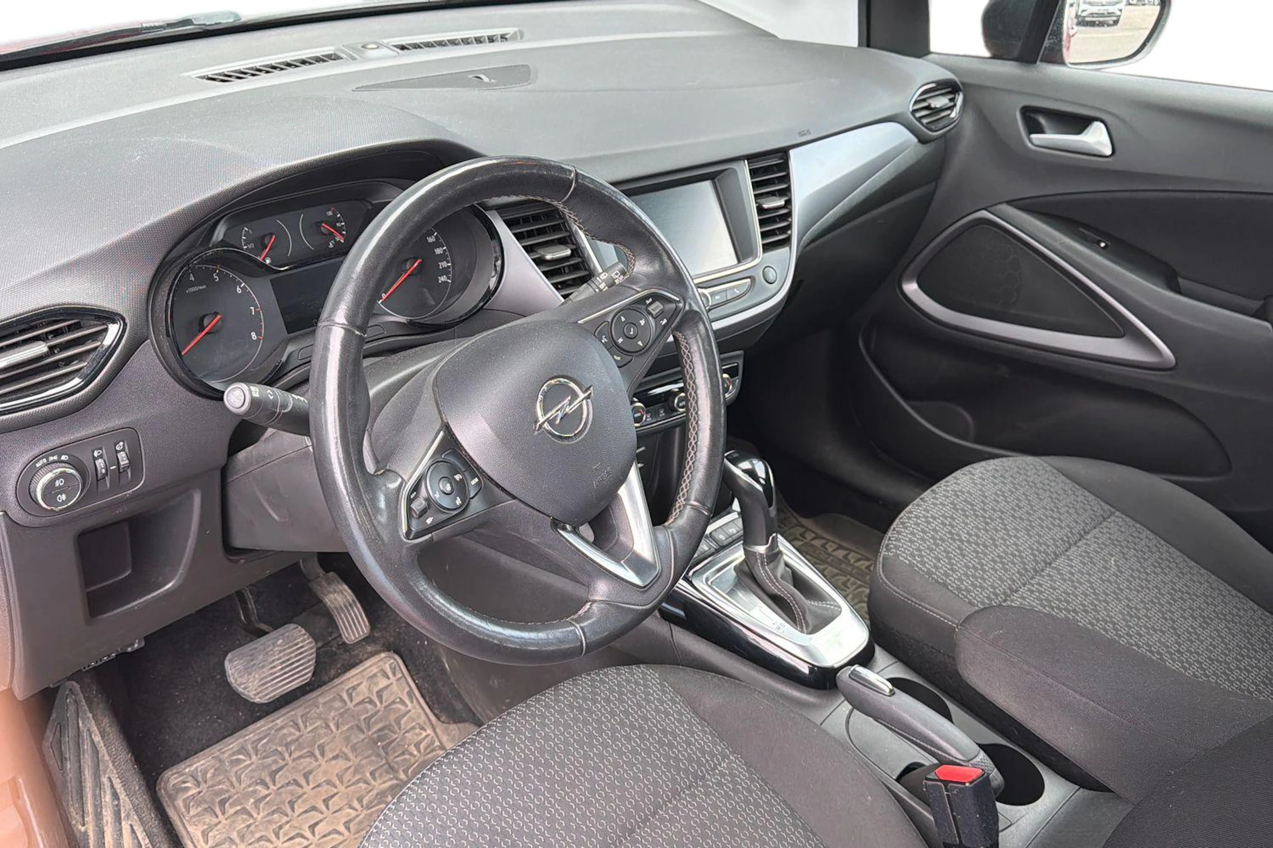 punainen Opel Crossland 2021 kuva 3.