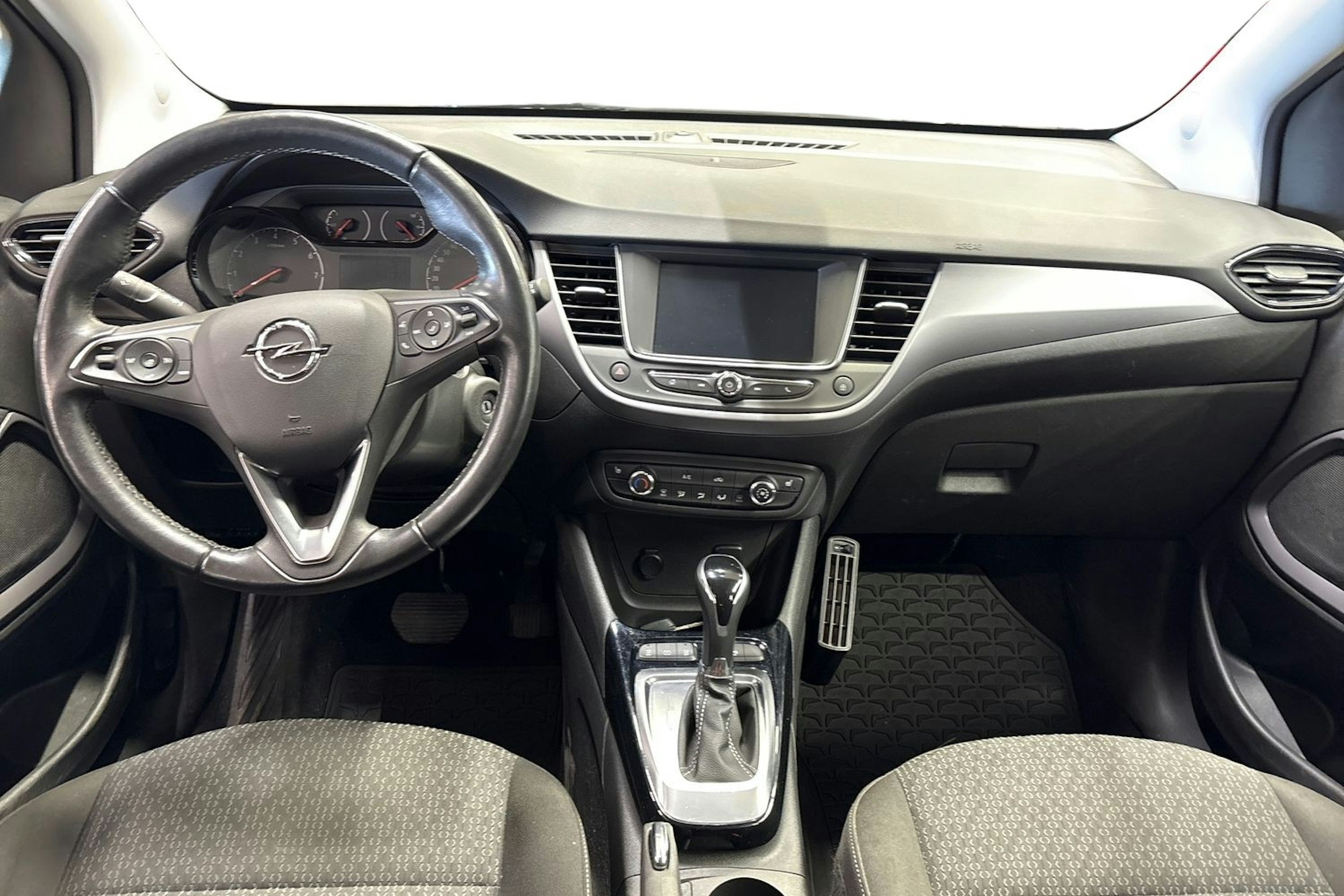 valkoinen Opel Crossland 2022 kuva 9.