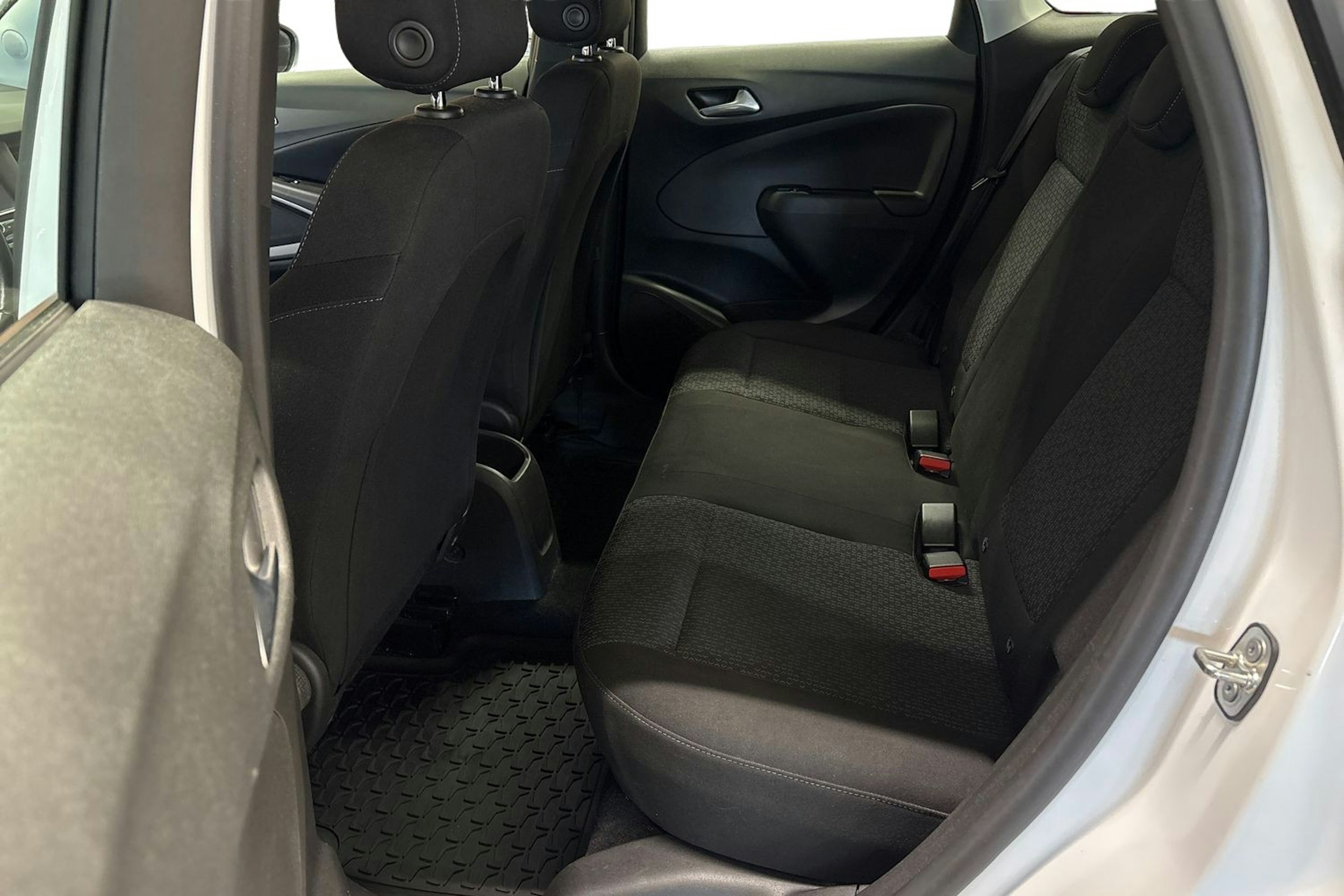 valkoinen Opel Crossland 2022 kuva 10.