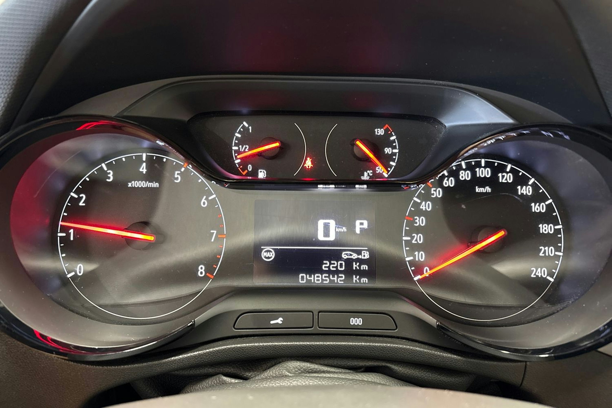 valkoinen Opel Crossland 2022 kuva 15.