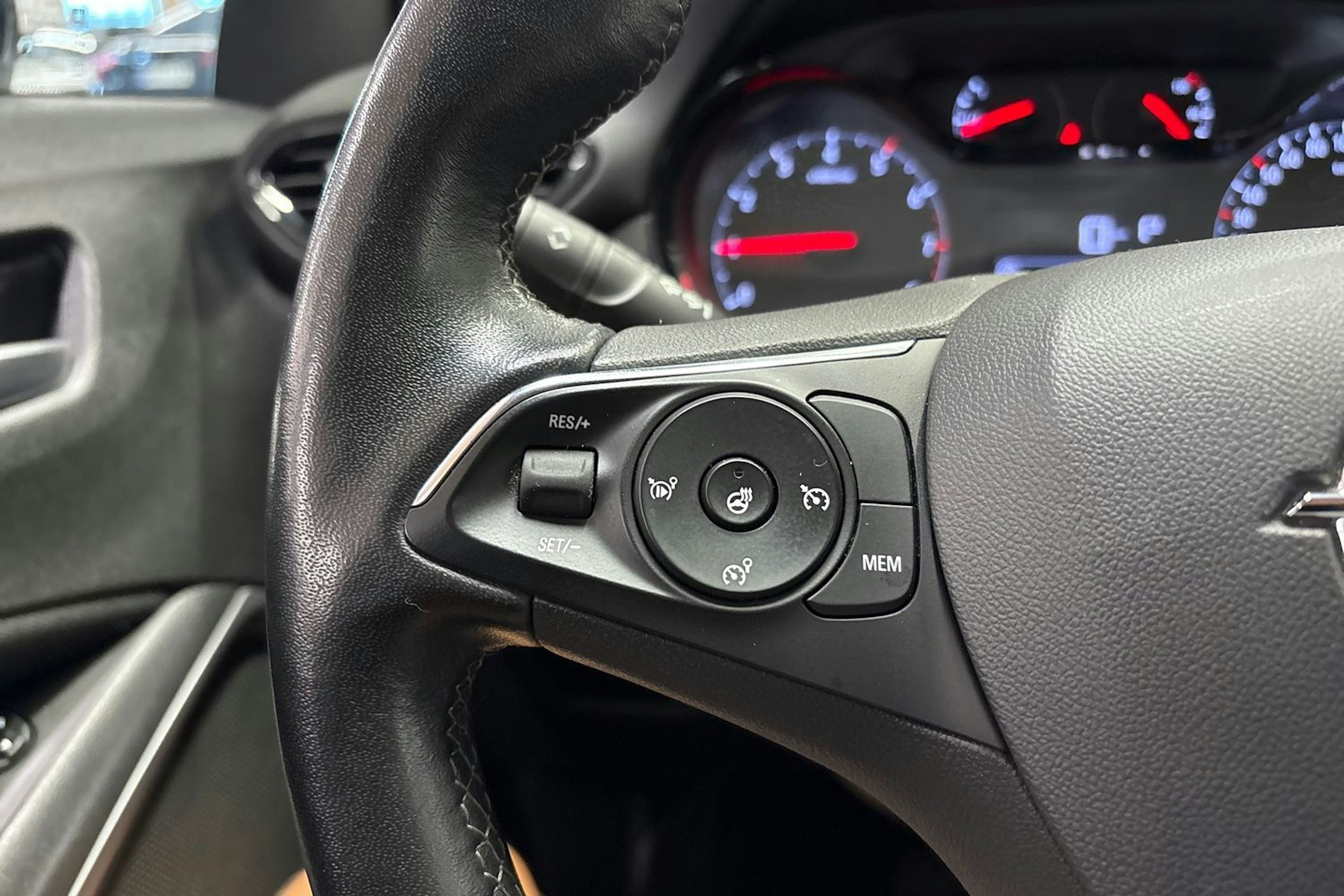 valkoinen Opel Crossland 2022 kuva 16.