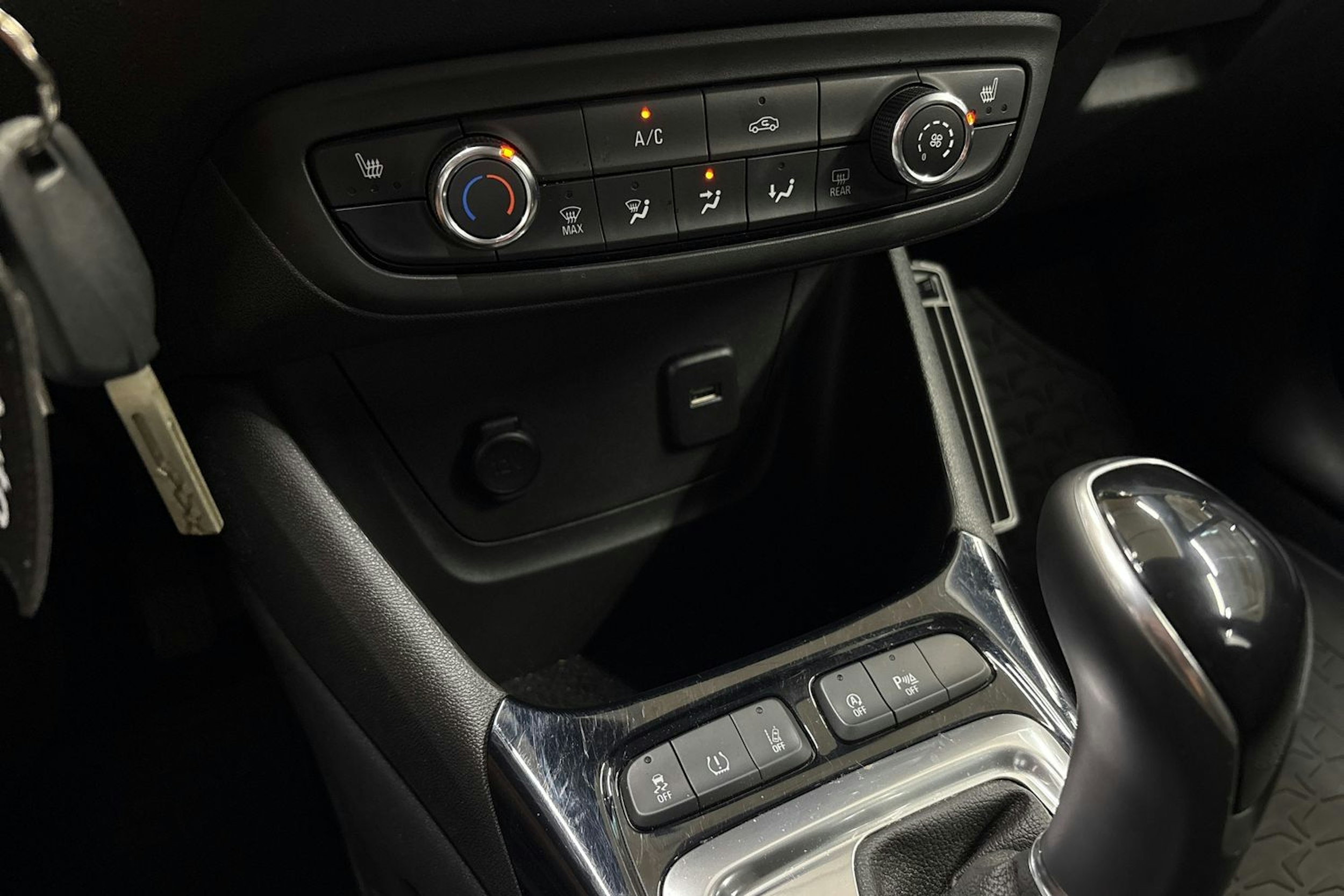 valkoinen Opel Crossland 2022 kuva 21.