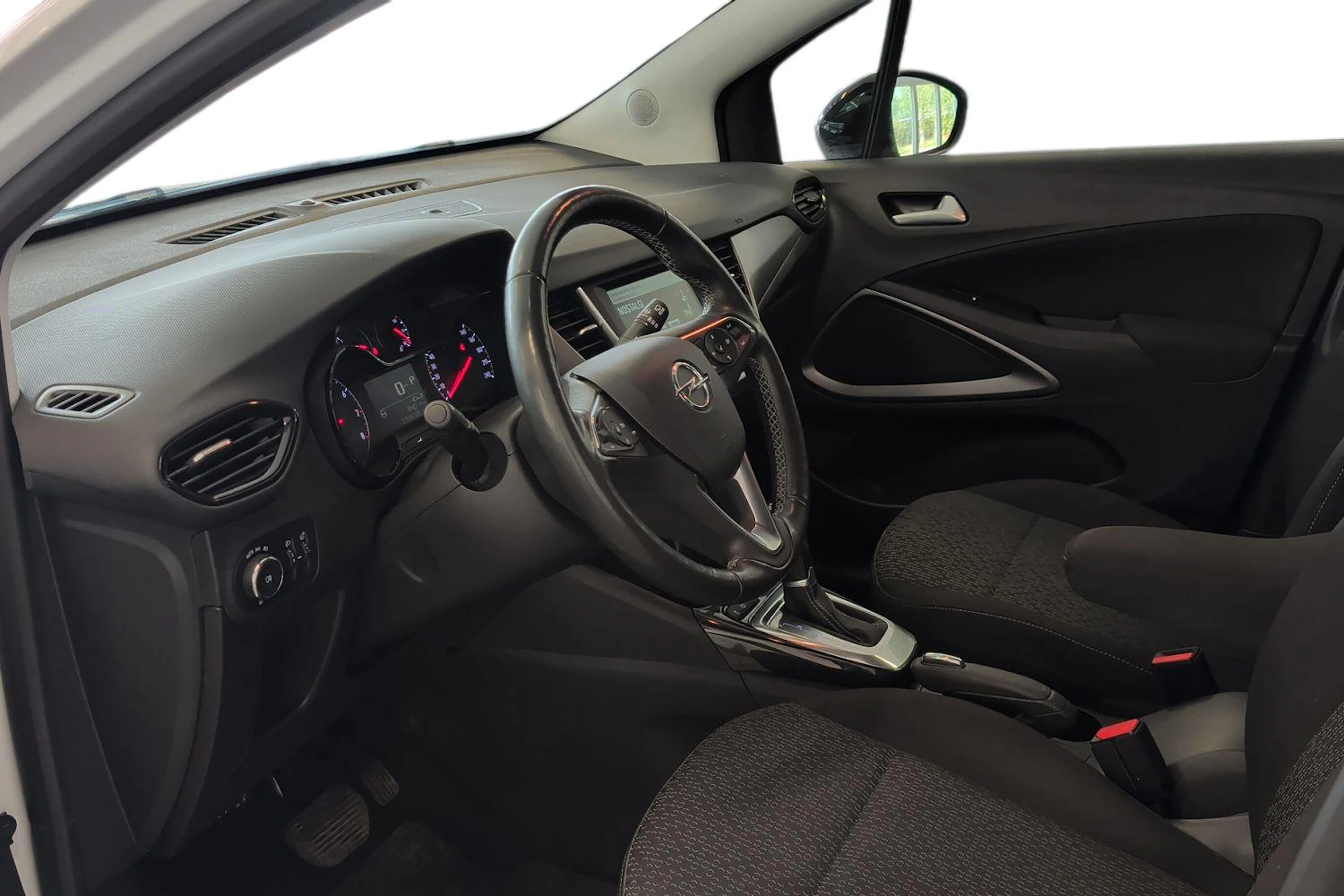 valkoinen Opel Crossland 2022 kuva 6.