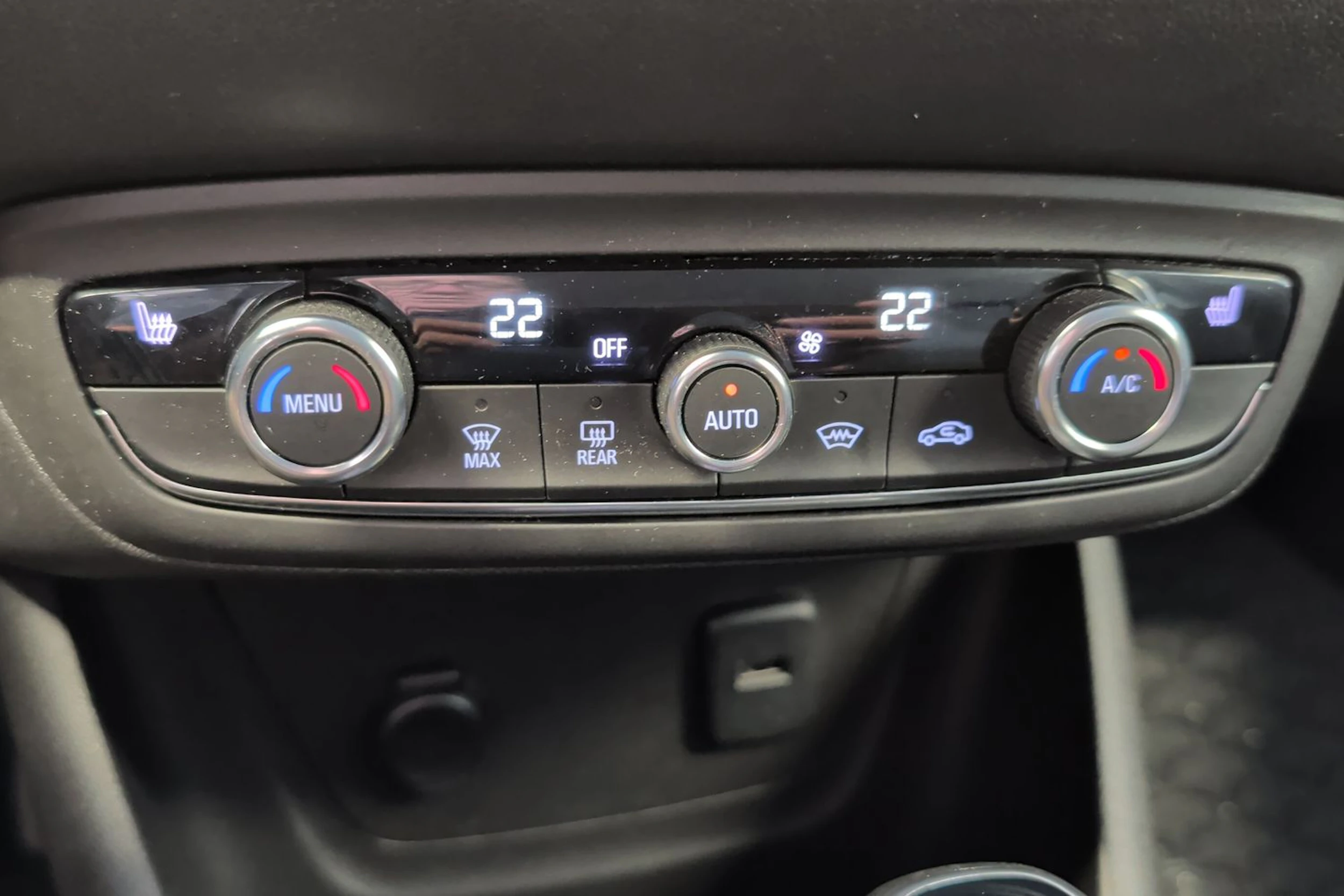valkoinen Opel Crossland 2022 kuva 15.