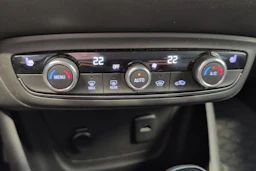 valkoinen Opel Crossland 2022 kuva 15.