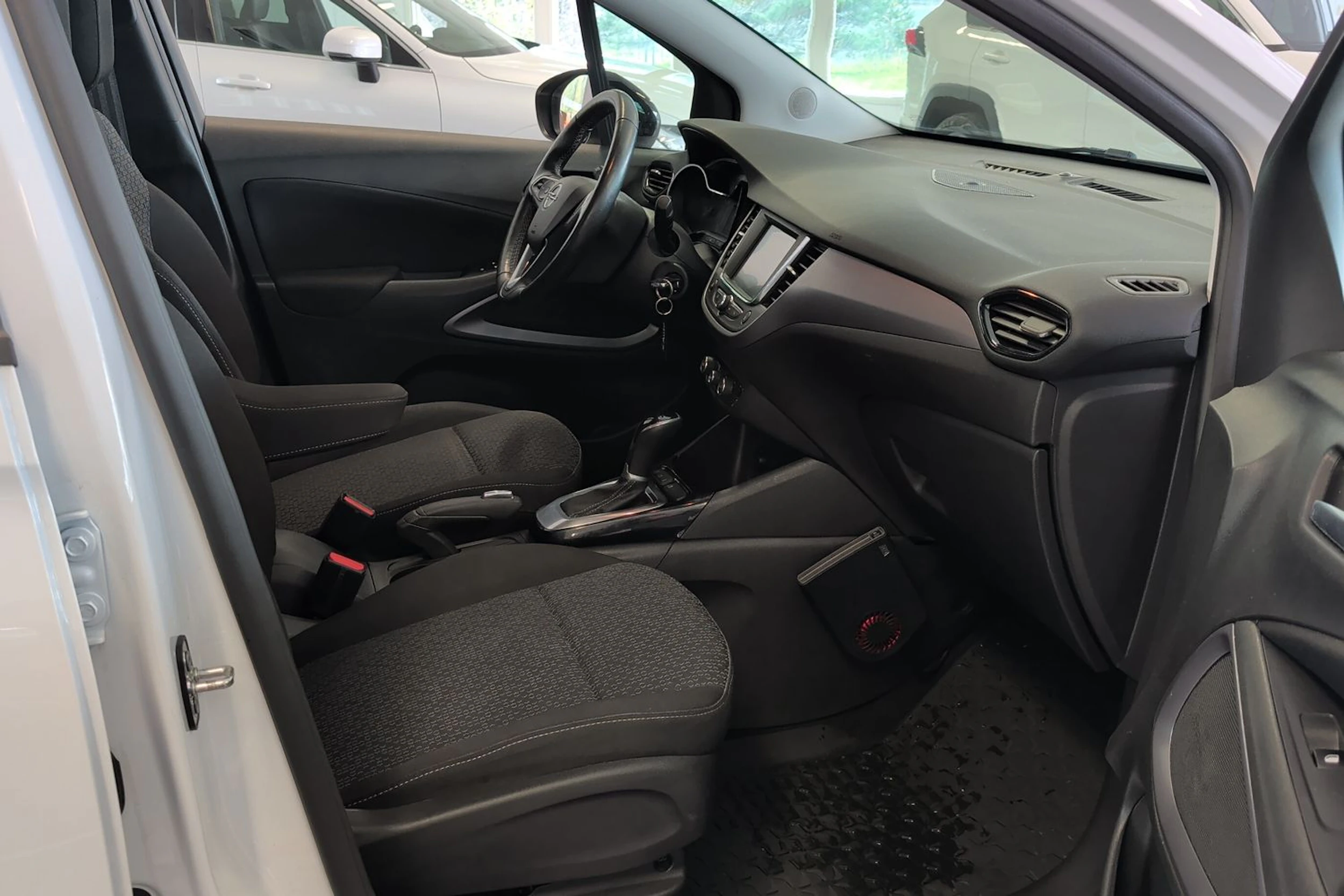 valkoinen Opel Crossland 2022 kuva 23.