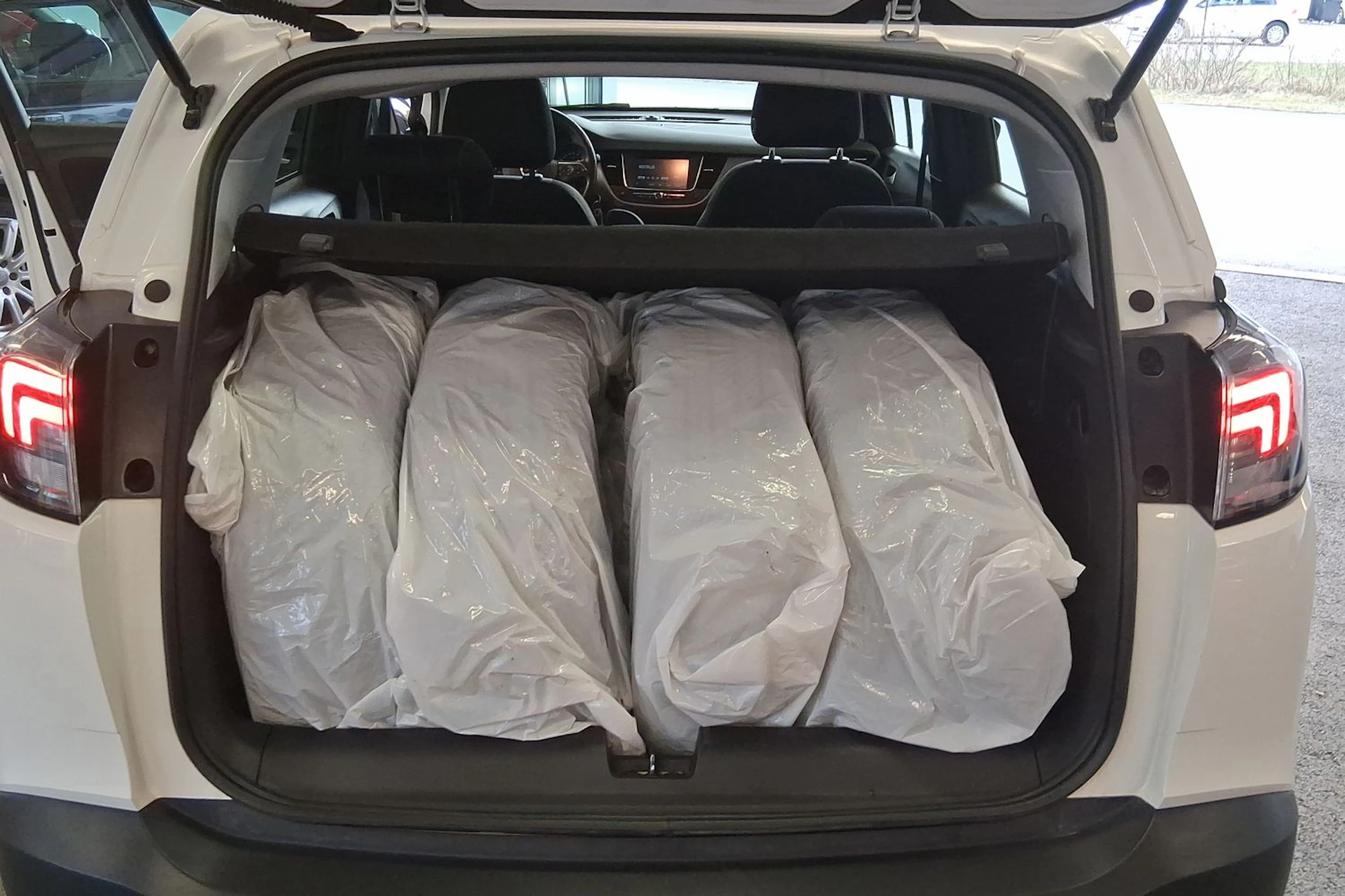 valkoinen Opel Crossland 2022 kuva 11.