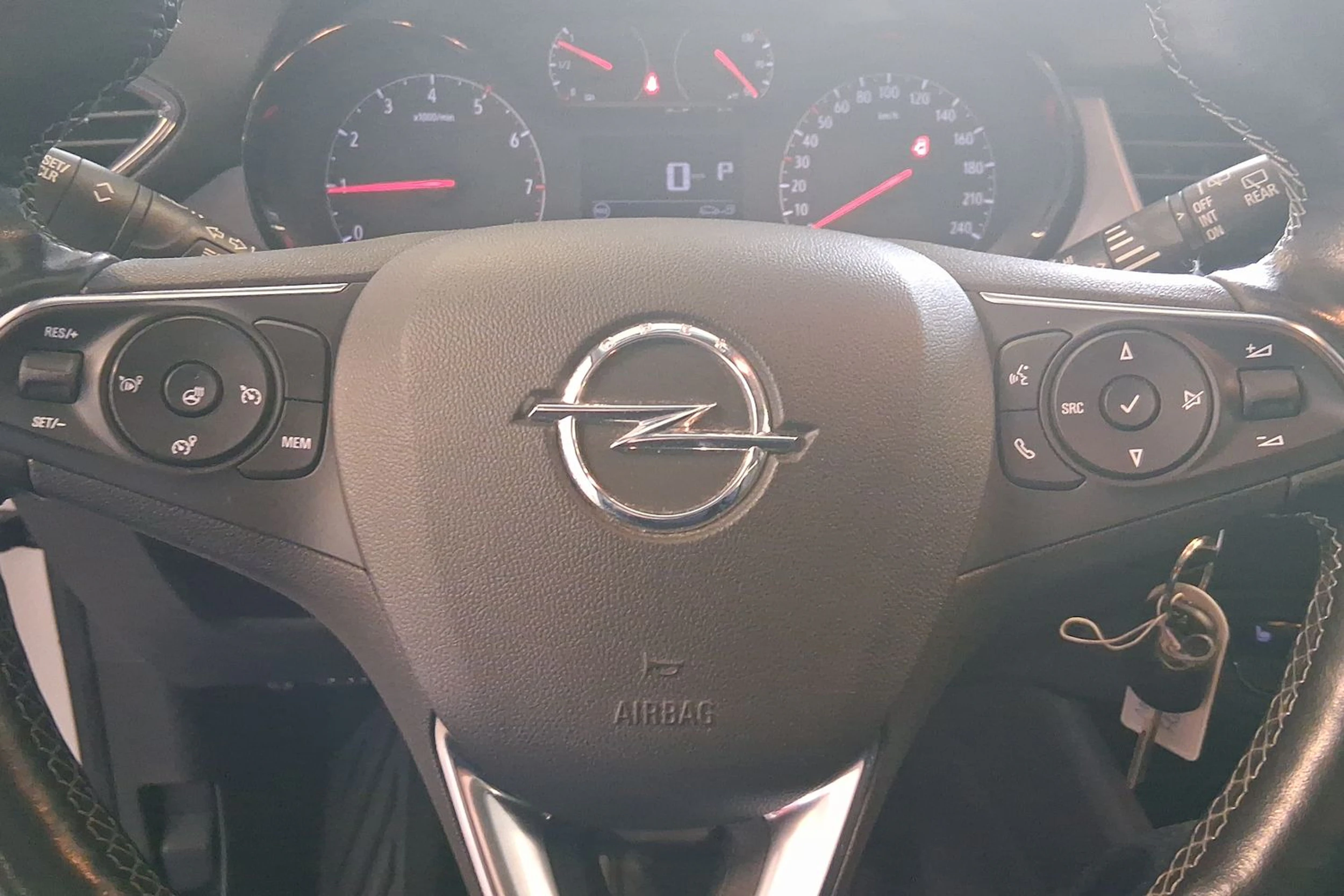 valkoinen Opel Crossland 2022 kuva 13.