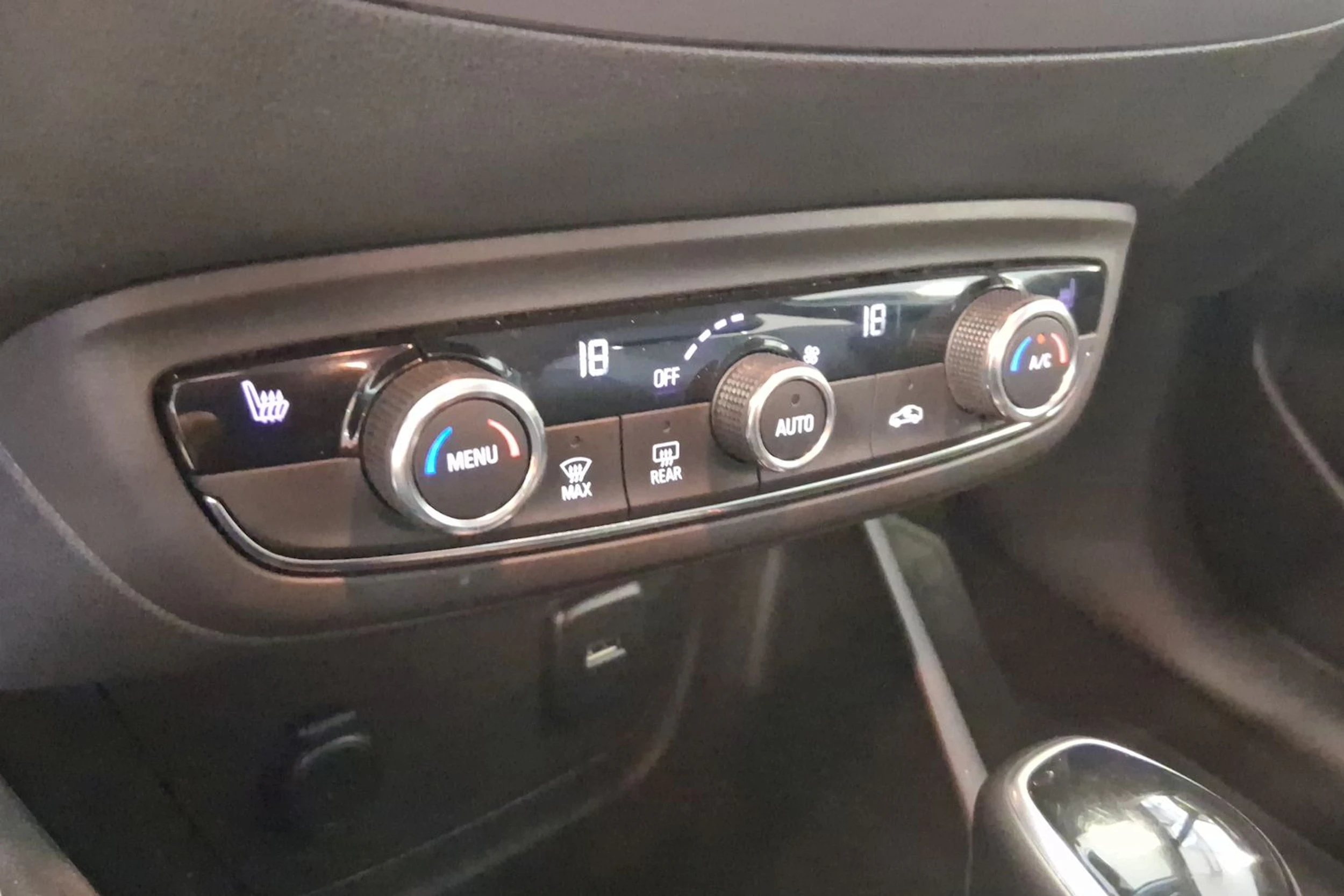 valkoinen Opel Crossland 2022 kuva 15.