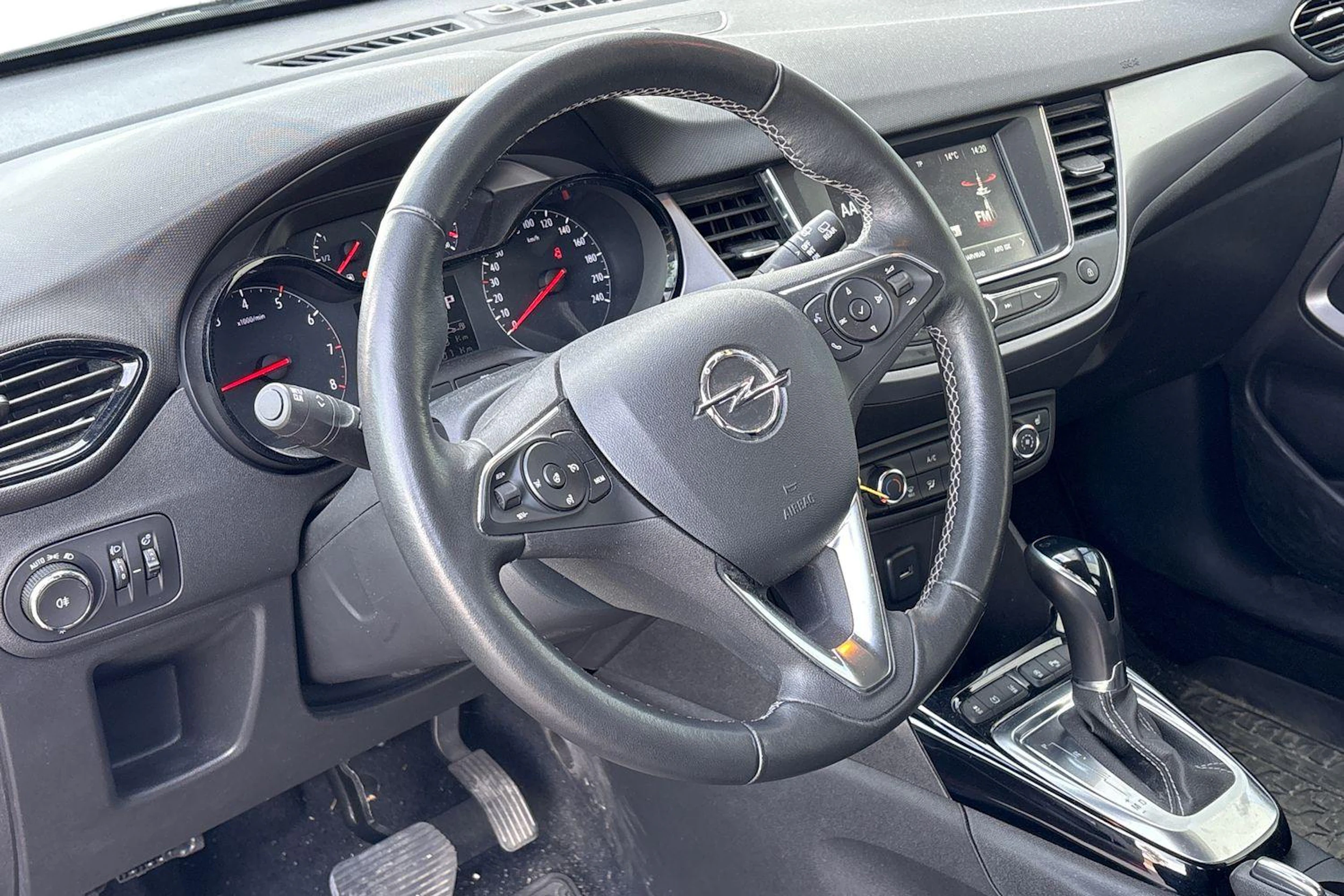 punainen Opel Crossland 2024 kuva 3.