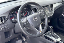 punainen Opel Crossland 2024 kuva 3.