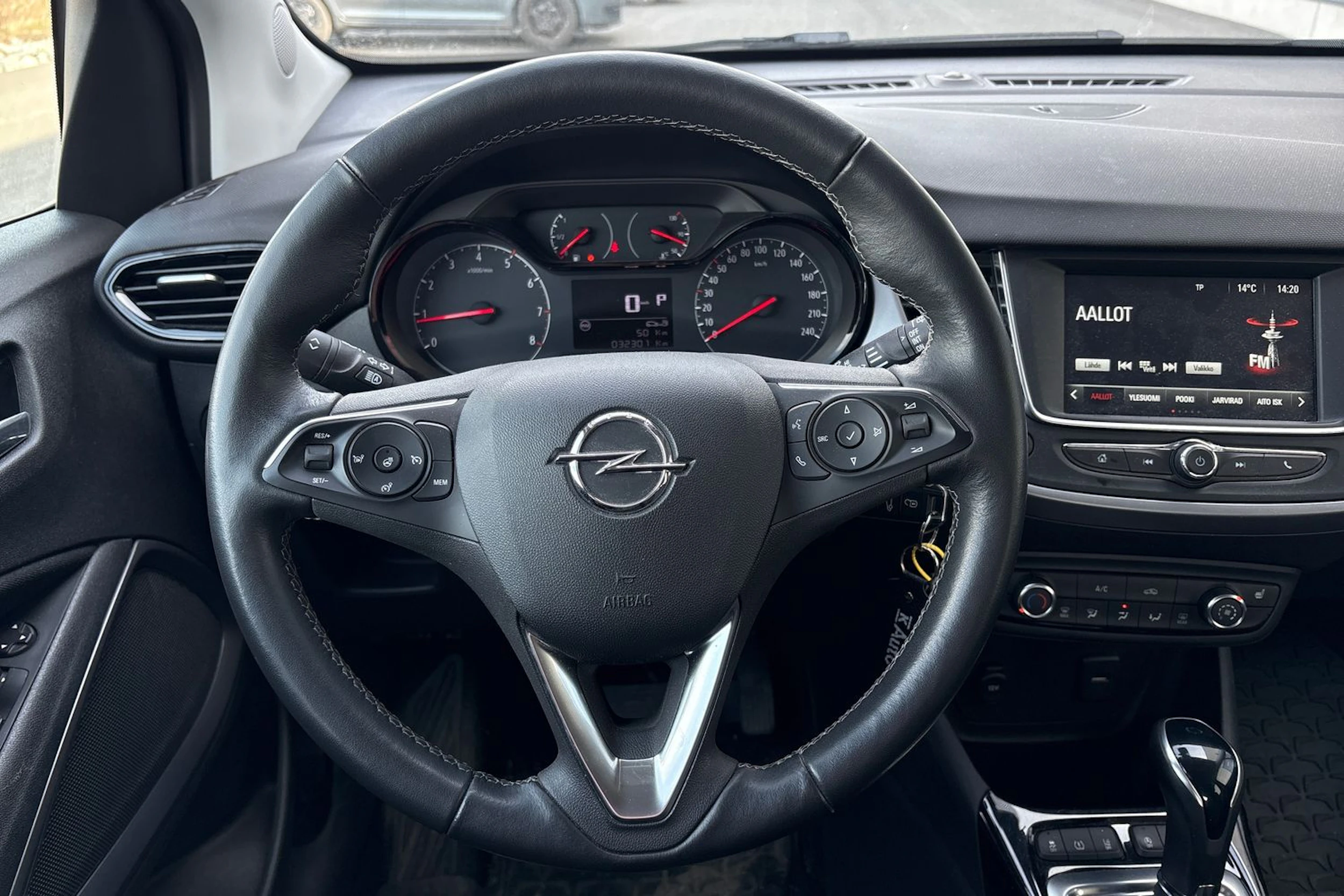 punainen Opel Crossland 2024 kuva 4.