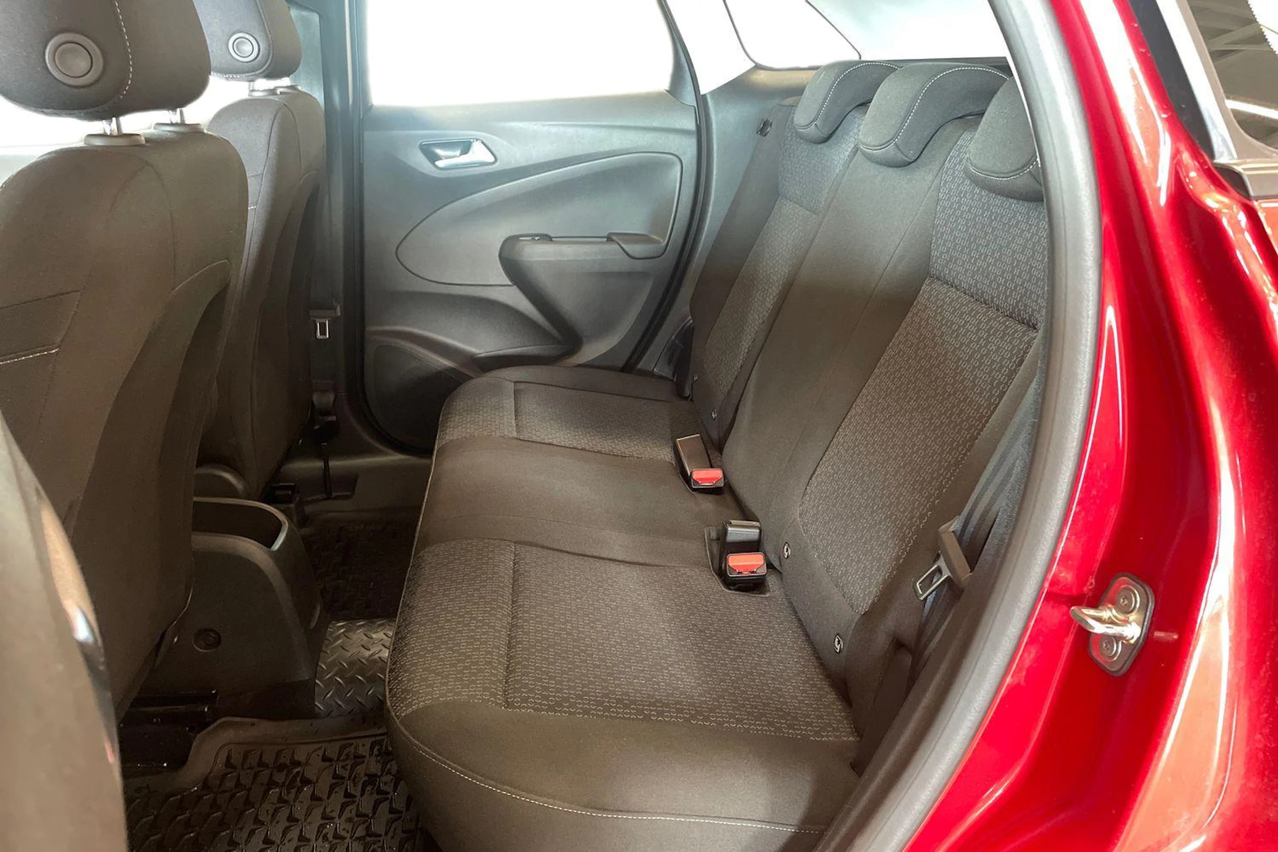 punainen Opel Crossland 2024 kuva 11.