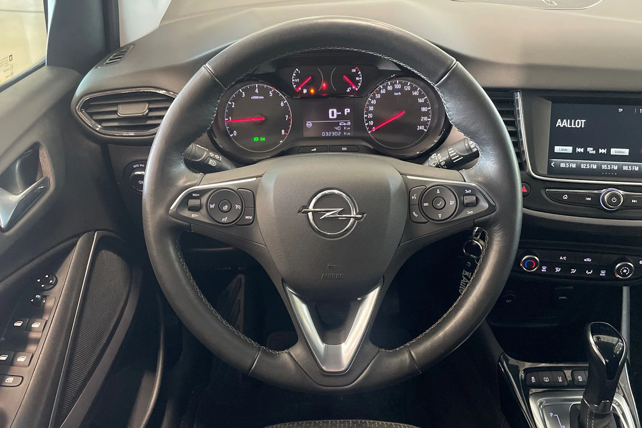 punainen Opel Crossland 2024 kuva 16.